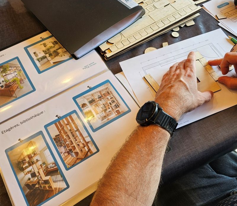 client-atelier-aménagement client utilisant le kit lors d'un atelier collectif d'aménagement intérieur à Pornic