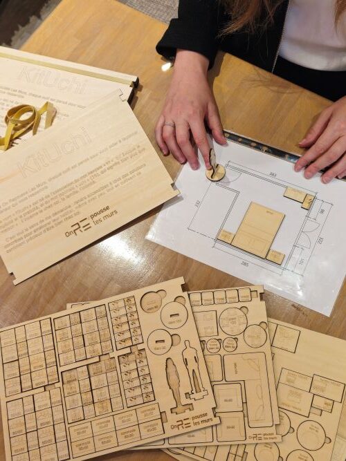 kit-aménagement-en-fonctionnement Floriane, architecte d'intérieur, en démonstration du kit d'aménagement