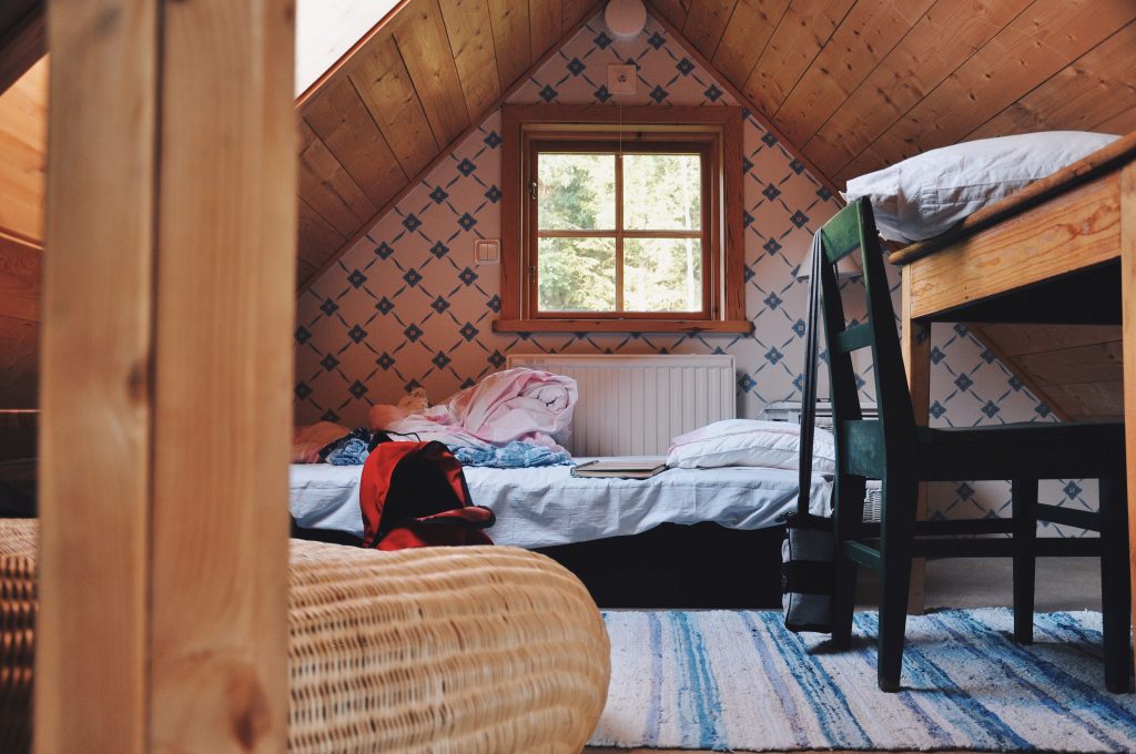 Chambre mansardée cosy avec lumière naturelle