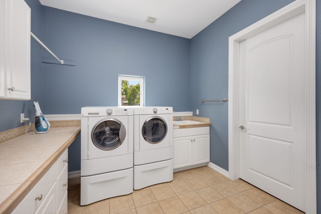 Buanderie moderne avec appareils et rangements spacieux
