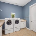 Buanderie moderne avec appareils et rangements spacieux