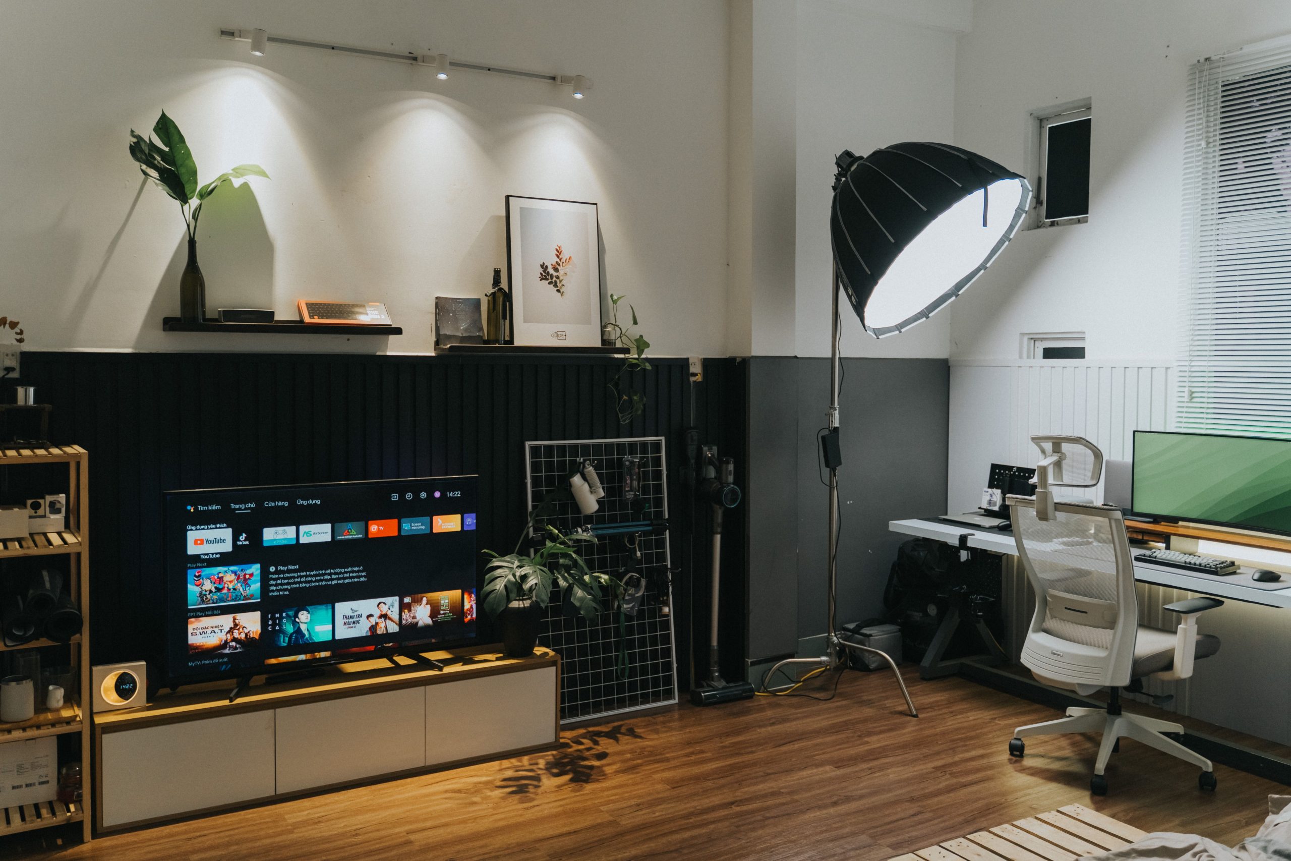 Bureau moderne intégré au salon avec mobilier contemporain