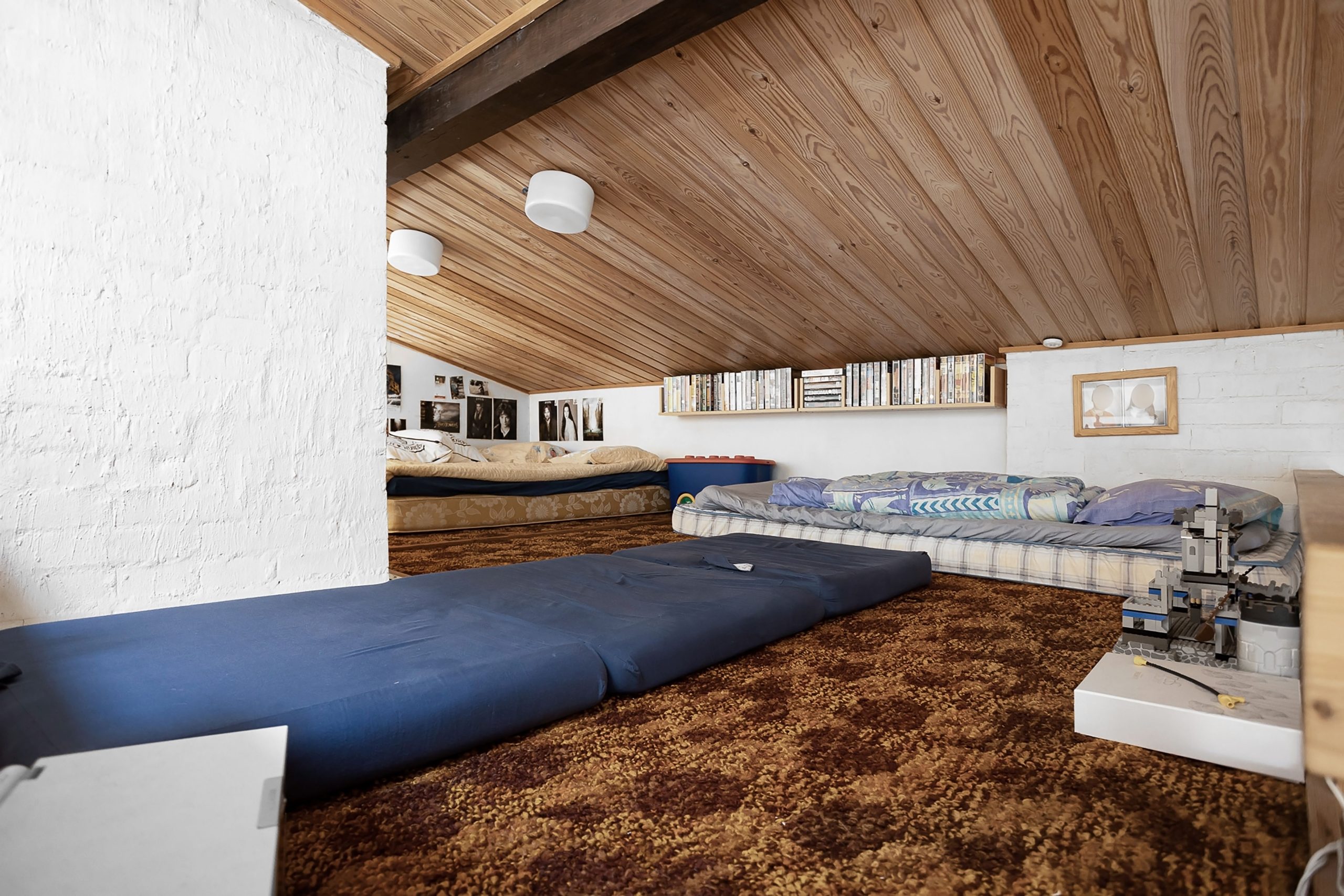 Pièce sous pente avec plafond bois chaleureux