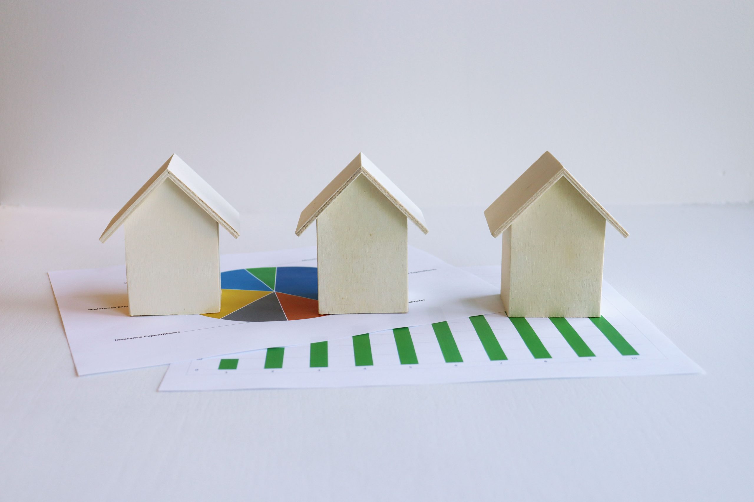 Maquettes maisons bois graphiques analyse marché immobilier