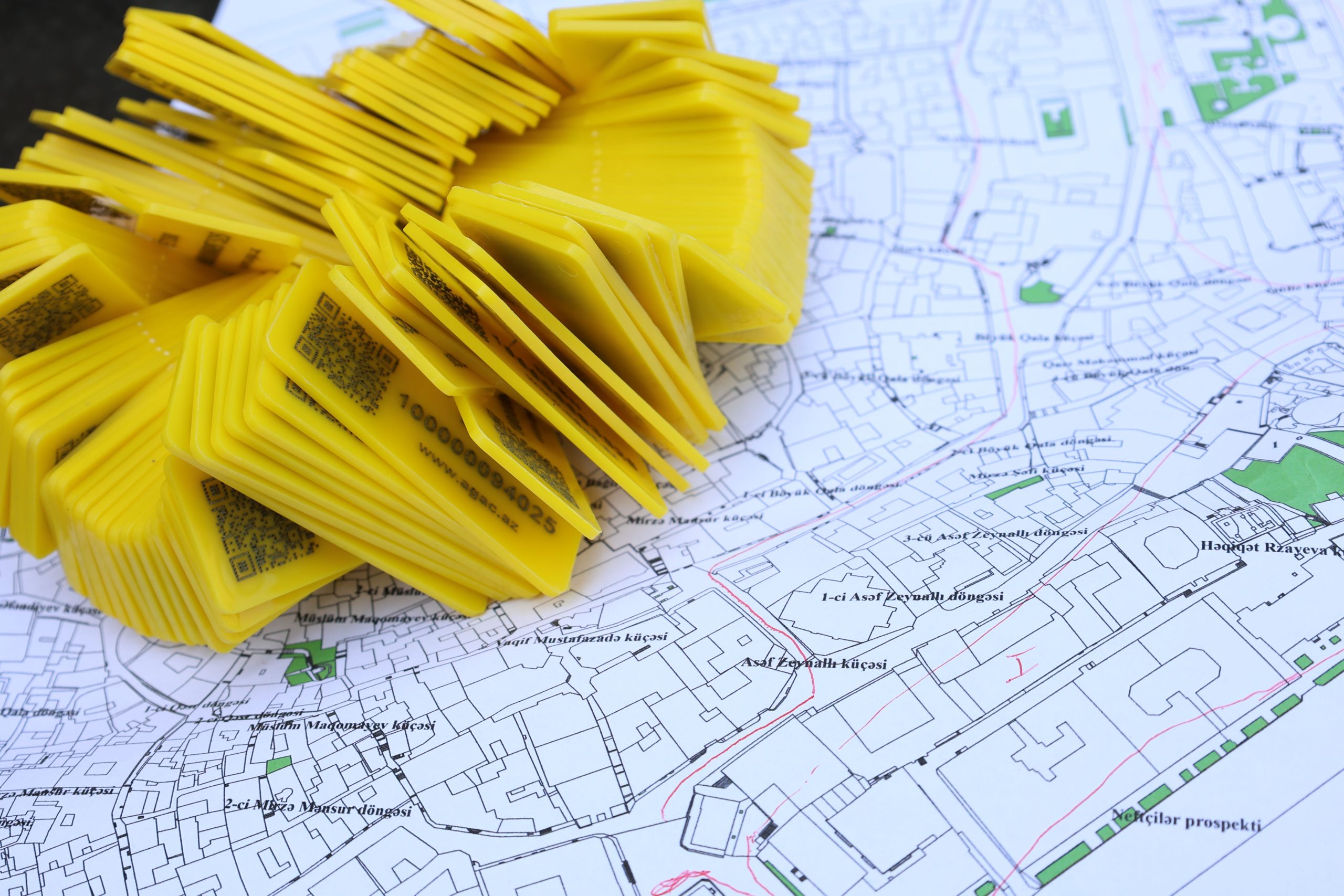 Marqueurs codes QR jaunes sur carte de localisation