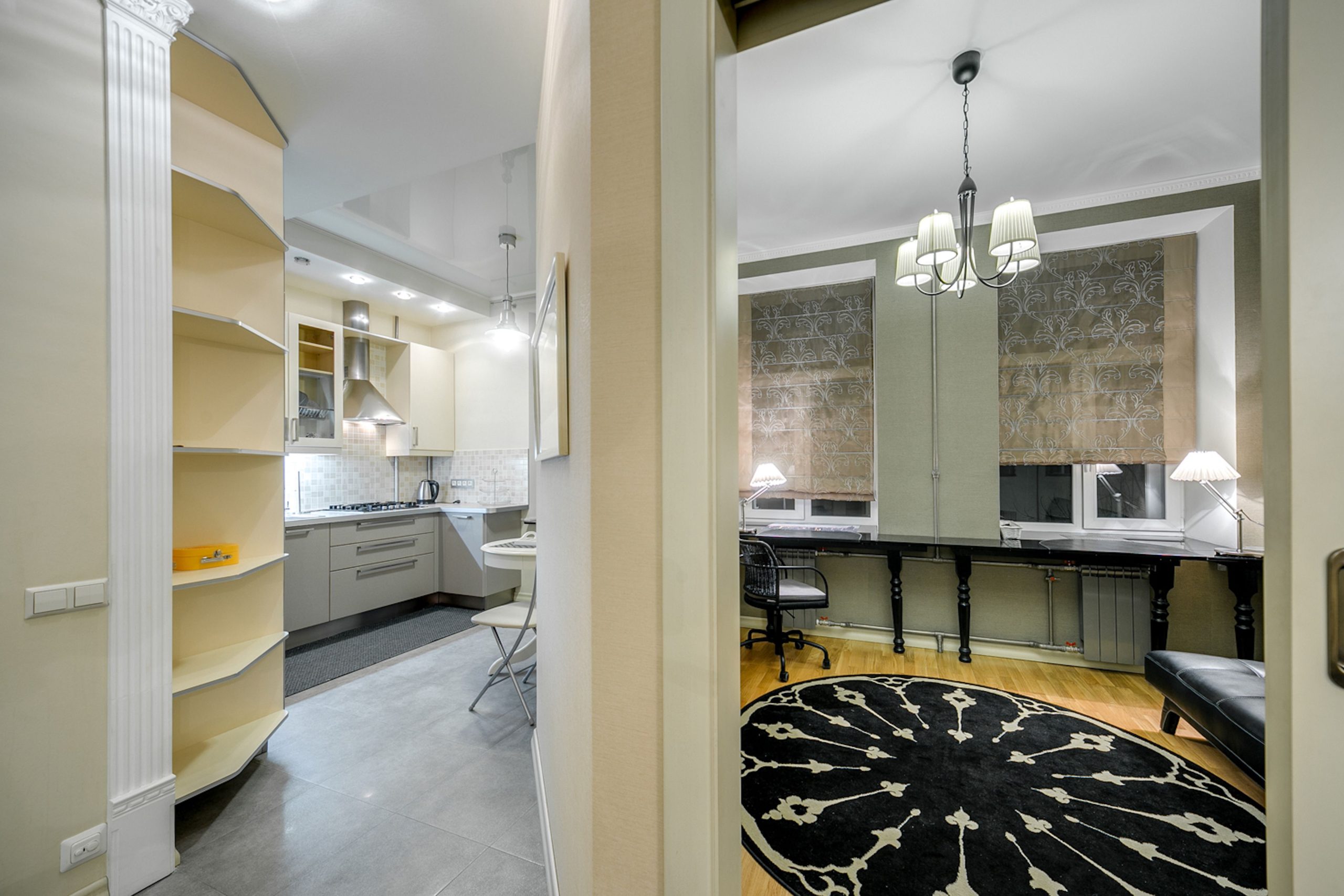 Espace de travail élégant dans appartement moderne