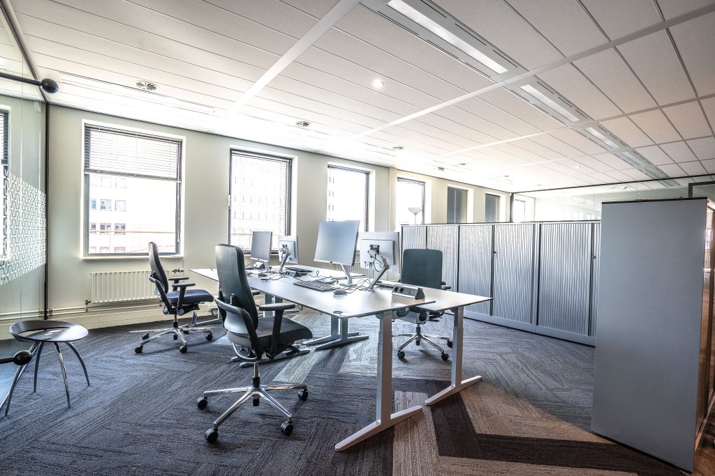 Bureau moderne avec postes de travail ergonomiques