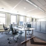 Bureau moderne avec postes de travail ergonomiques