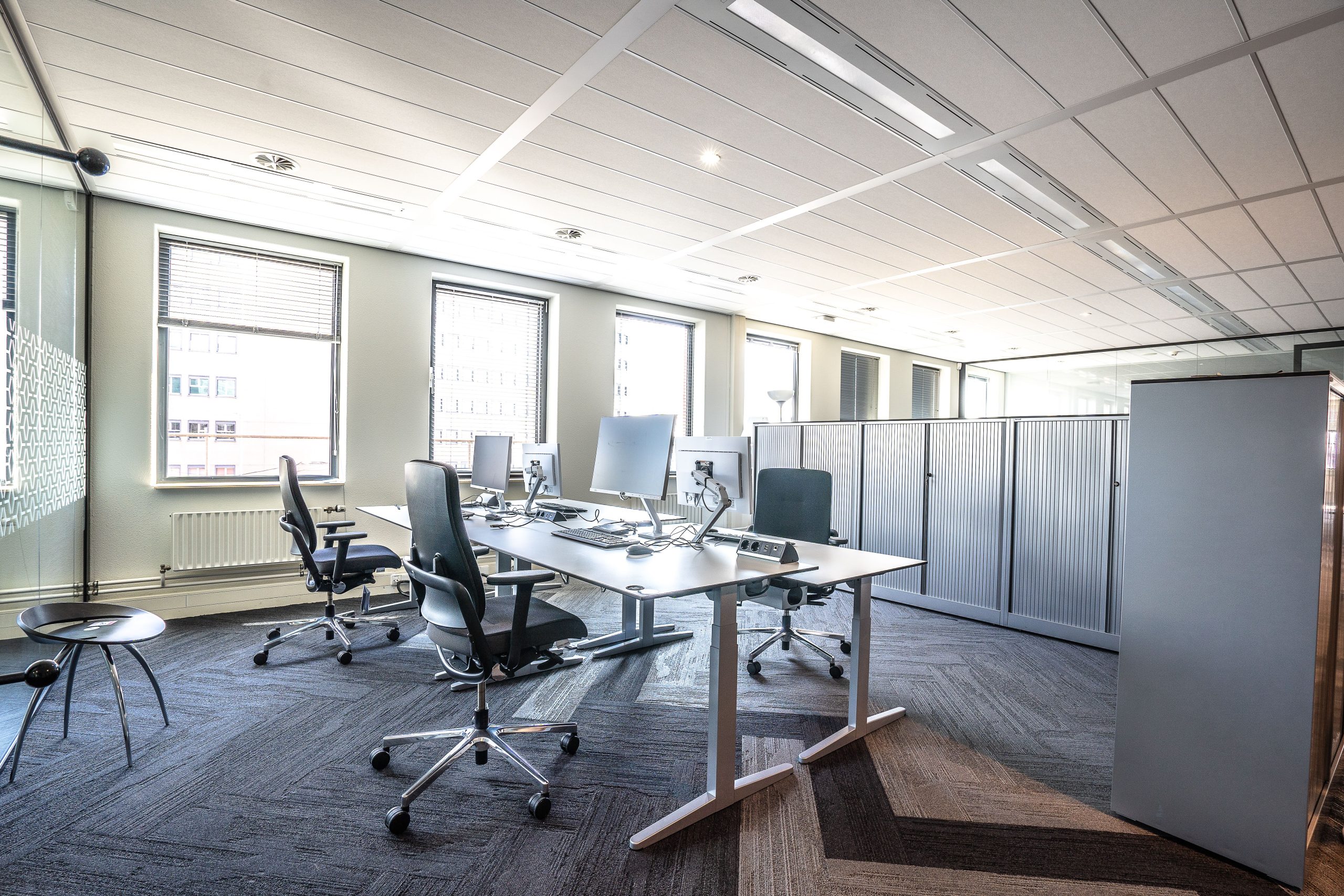 Bureau moderne avec postes de travail ergonomiques