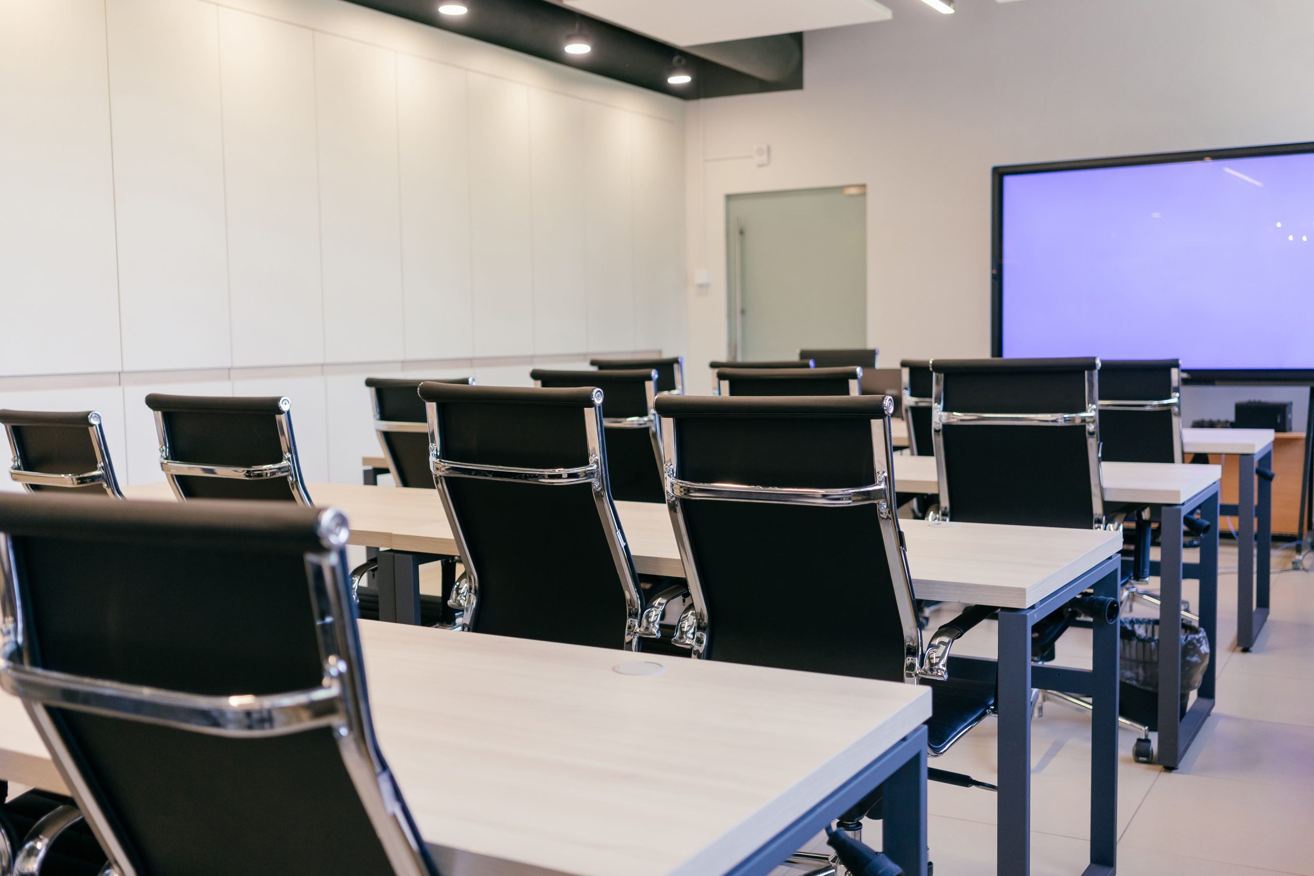 Salle de réunion moderne avec chaises noires