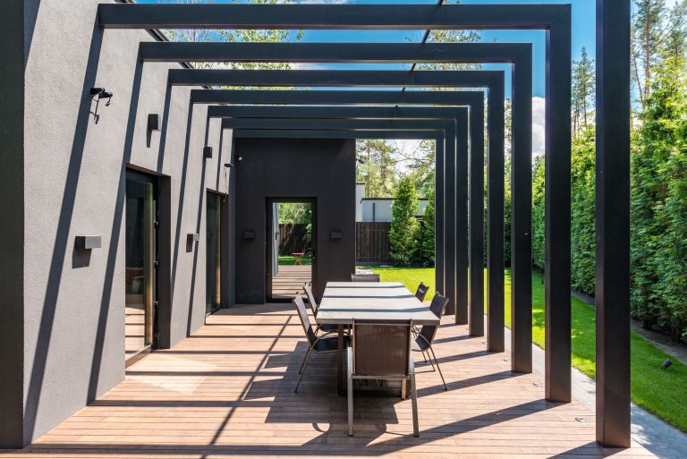 Pergola élégante avec ensemble de salle à manger extérieur.