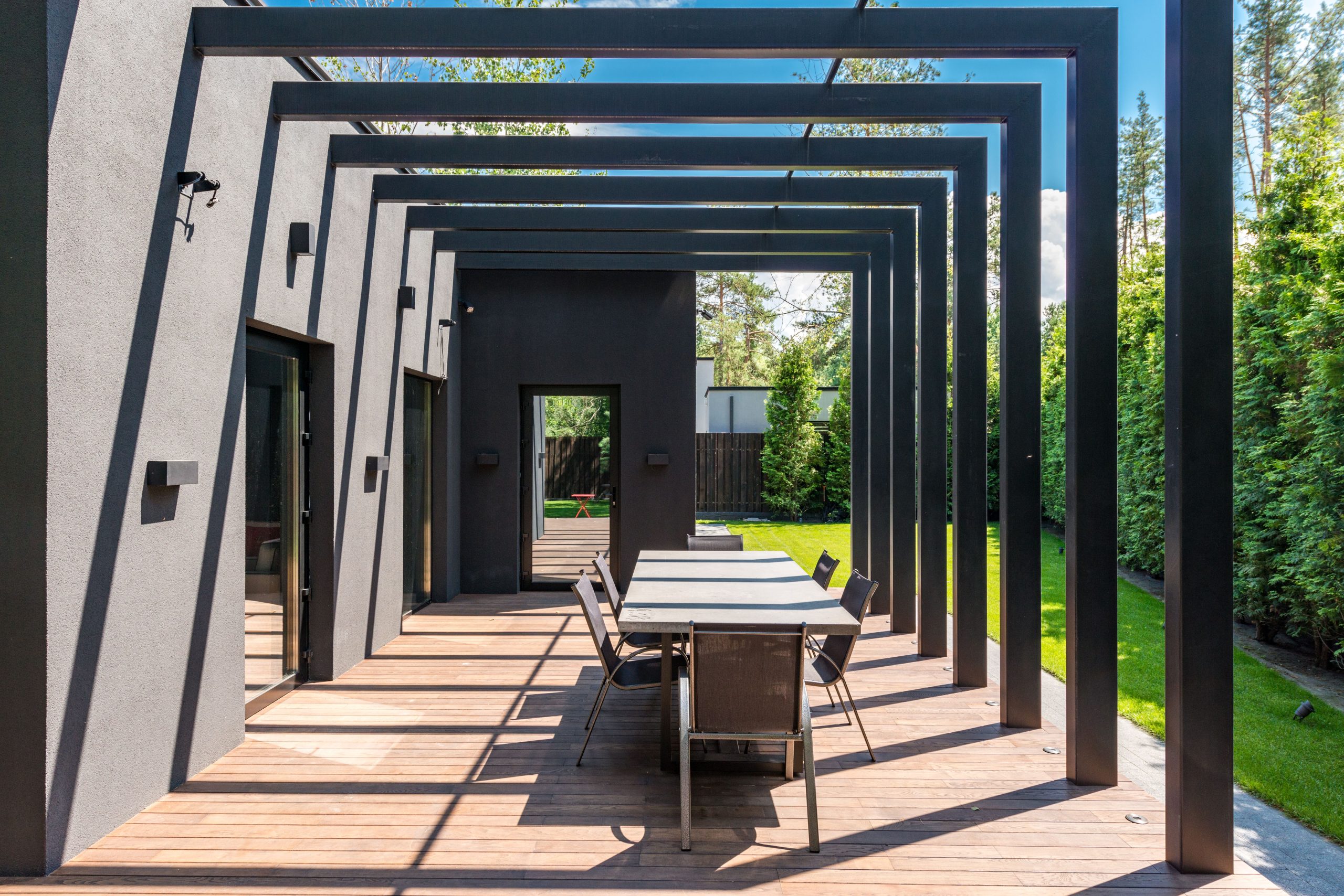 Pergola élégante avec ensemble de salle à manger extérieur.