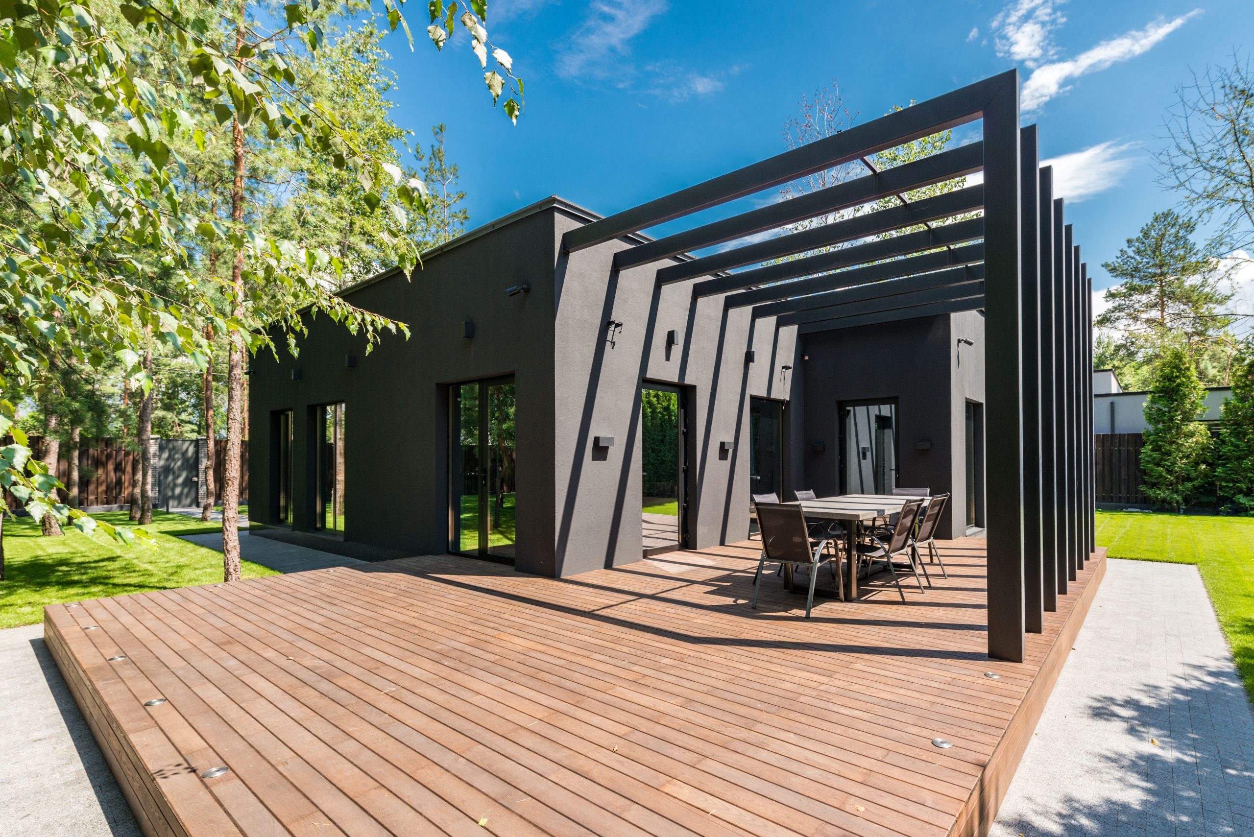 Terrasse stylée avec terrasse bois et verdure luxuriante.
