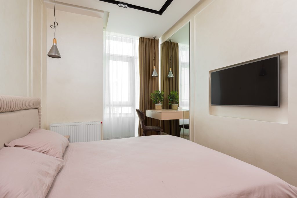 Chambre compacte avec grand miroir et télévision