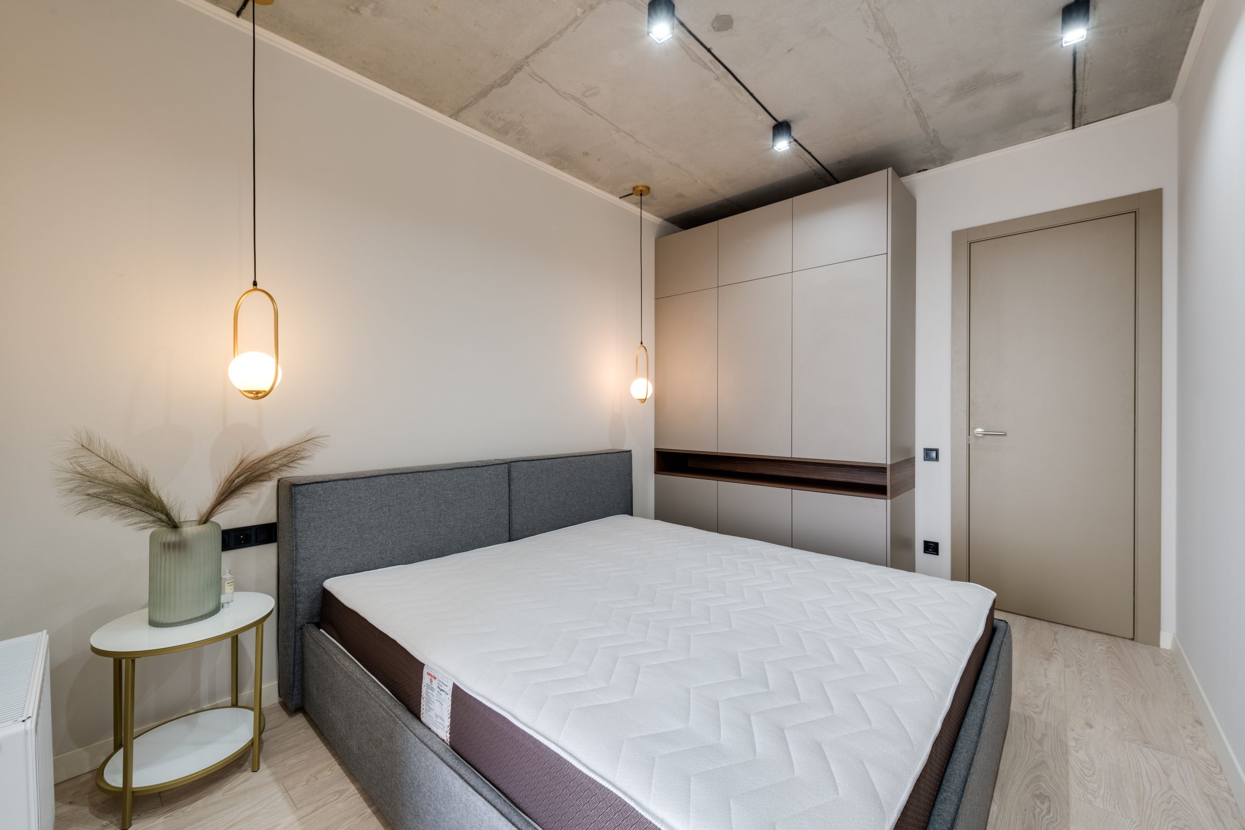 Chambre minimaliste avec rangements et éclairage