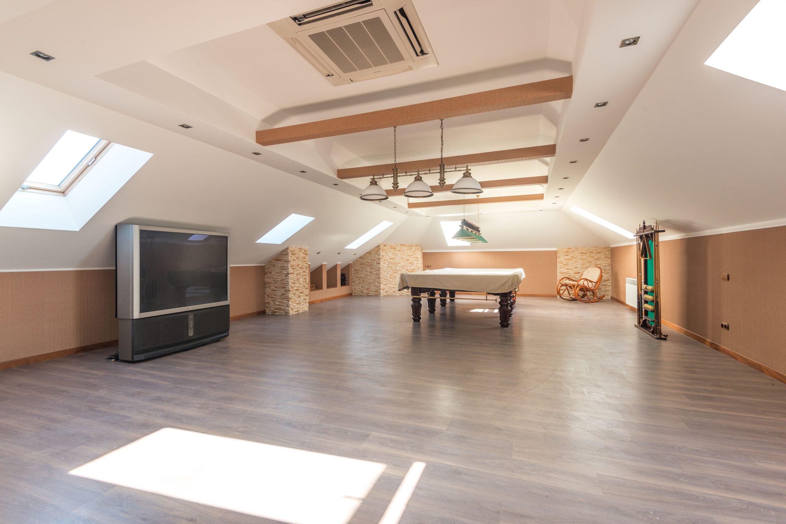 Espace combles lumineux avec table de billard