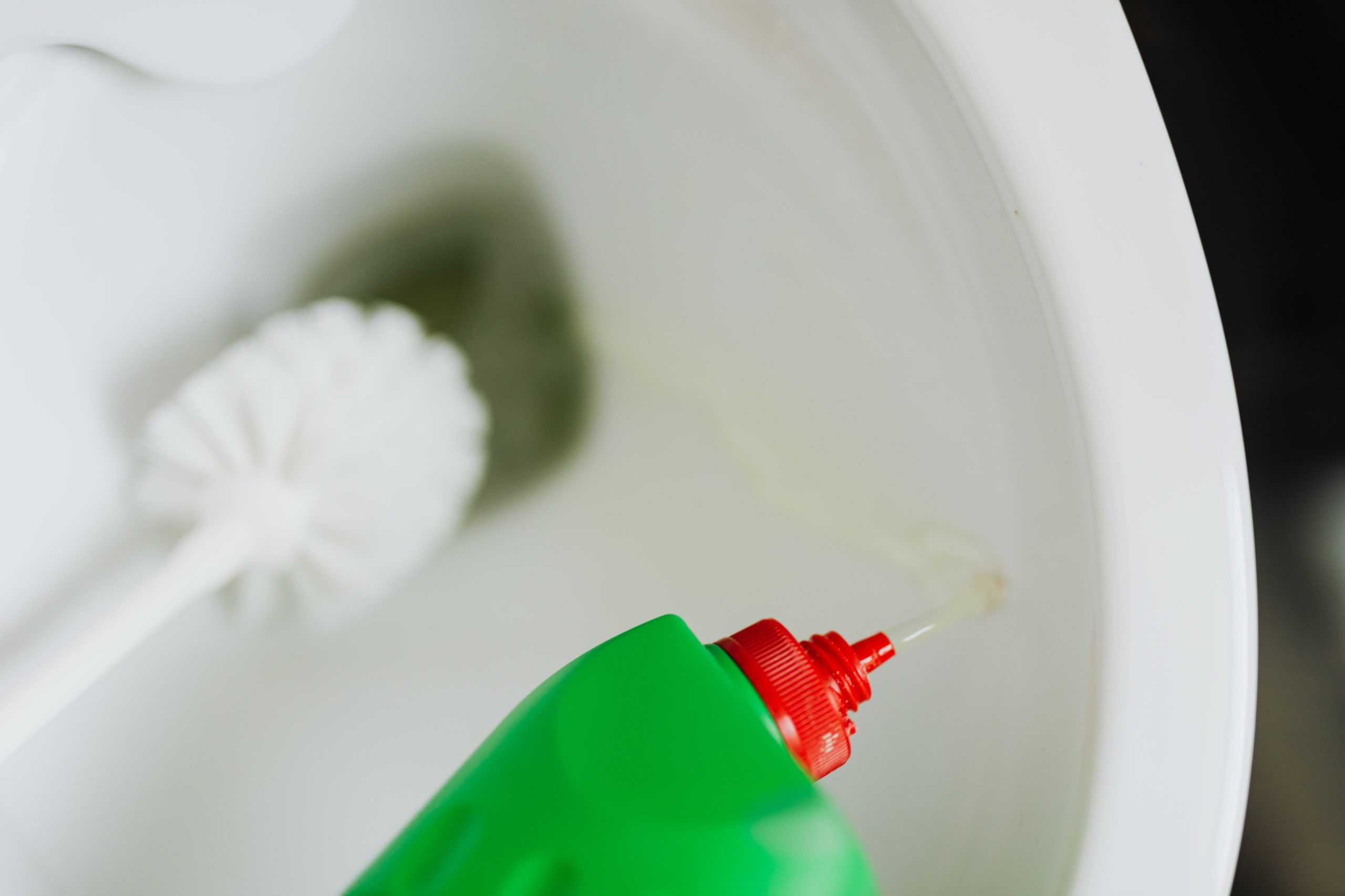 Produit nettoyant versé dans la cuvette