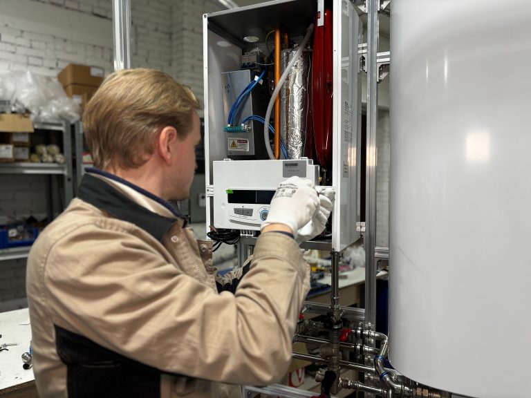 Technicien installant chauffe eau gaz mobil home