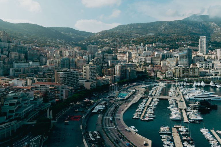 Vue aérienne de Monaco avec yachts de luxe