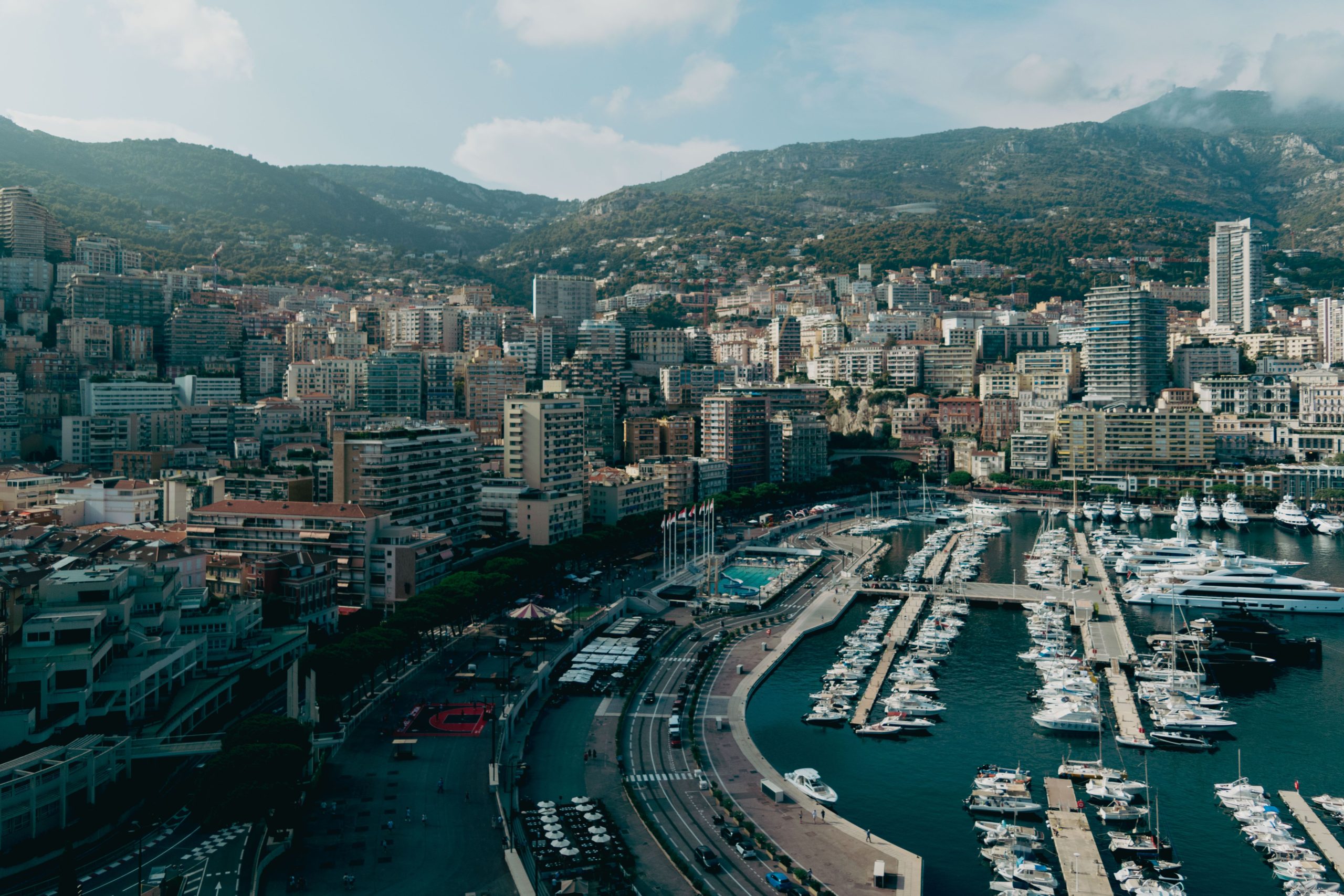 Vue aérienne de Monaco avec yachts de luxe
