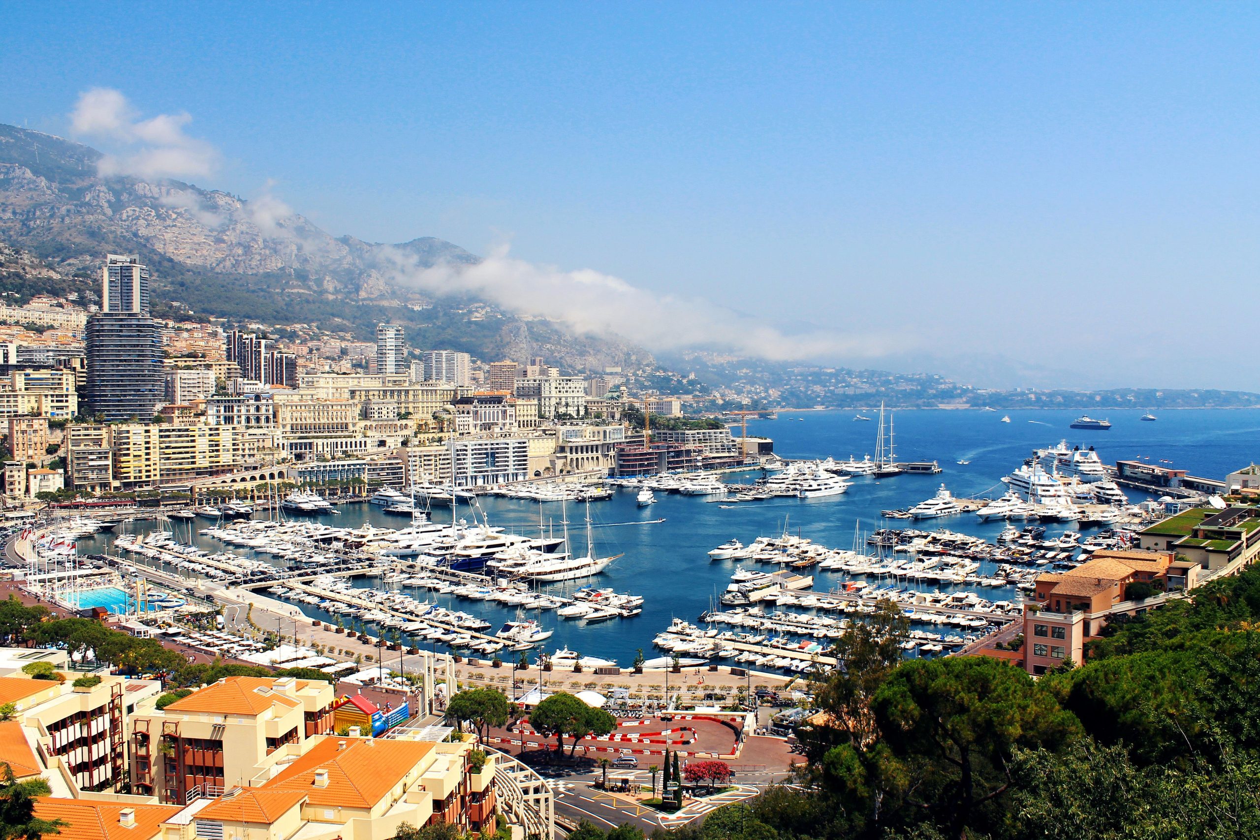 Marina de Monte Carlo avec bateaux et immeubles