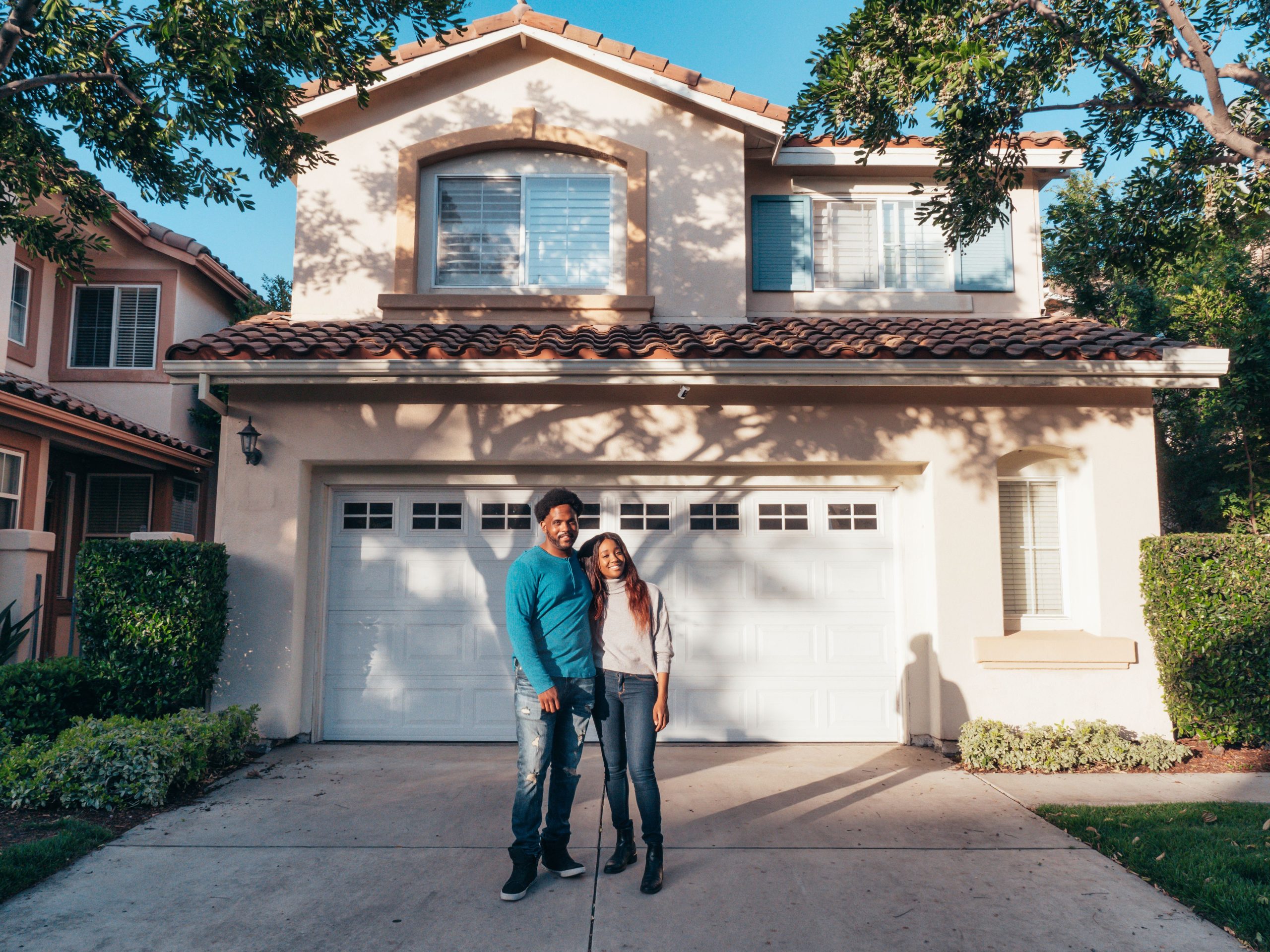 Couple heureux devant nouvelle maison achetée