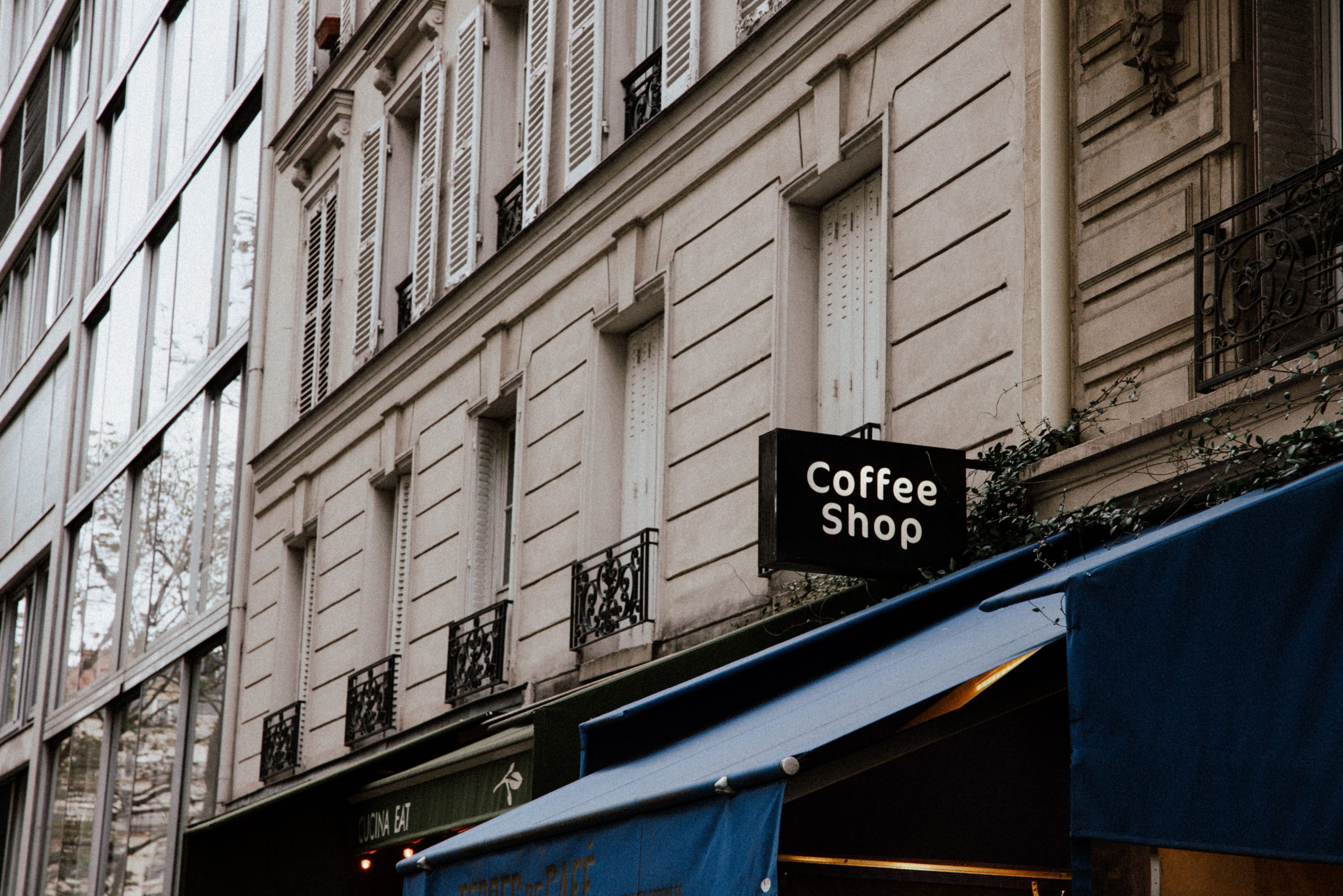 Façade maison de ville café commerce urbain