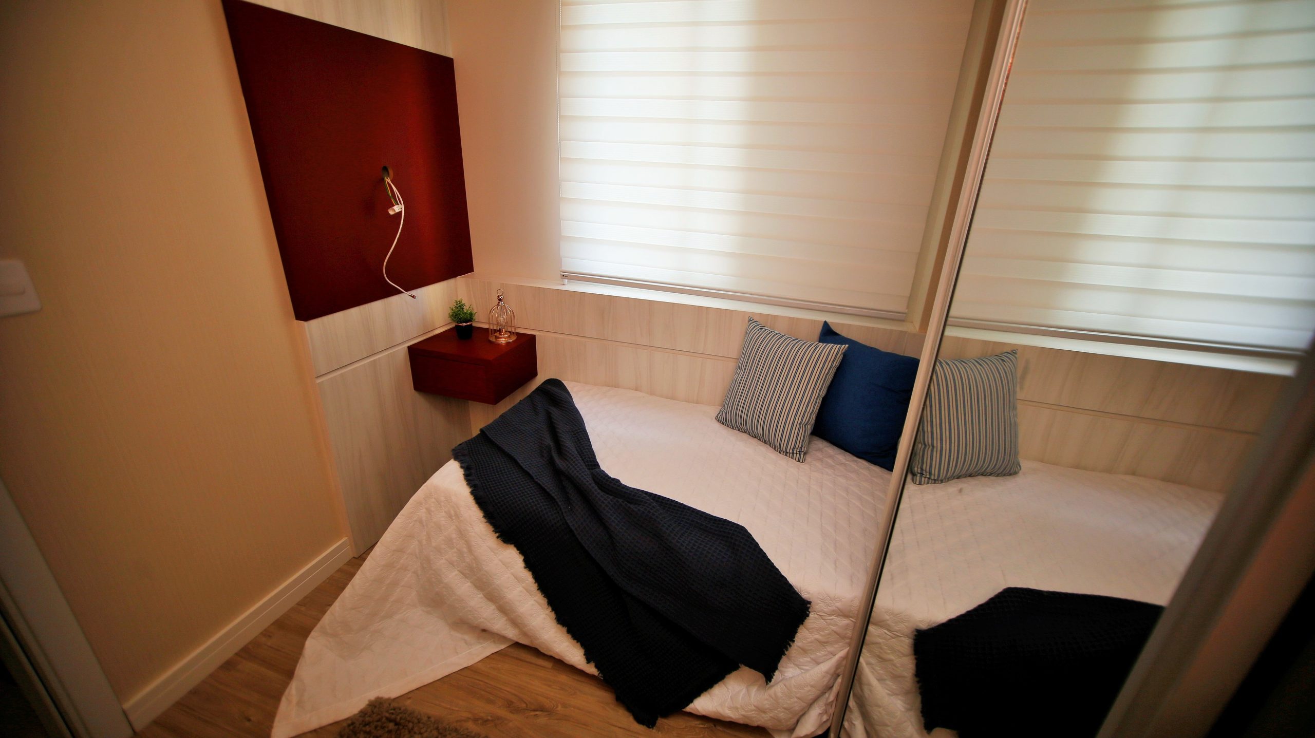 Petite chambre cosy au décor minimaliste