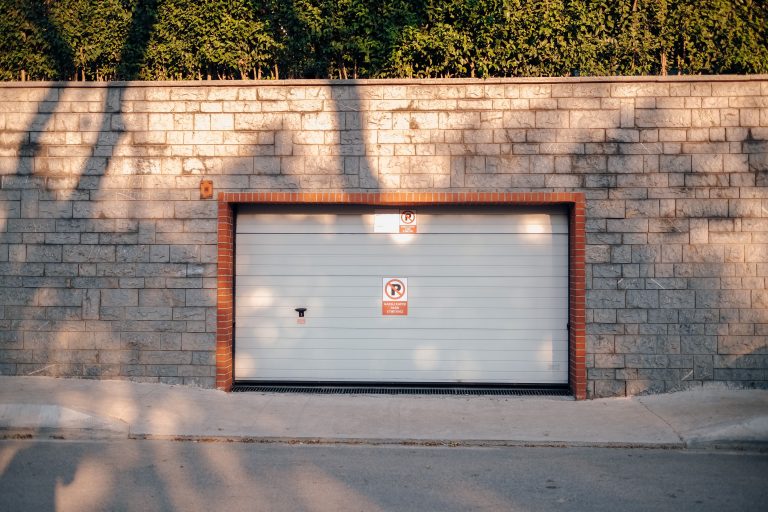 Porte garage sectionnelle en mur brique