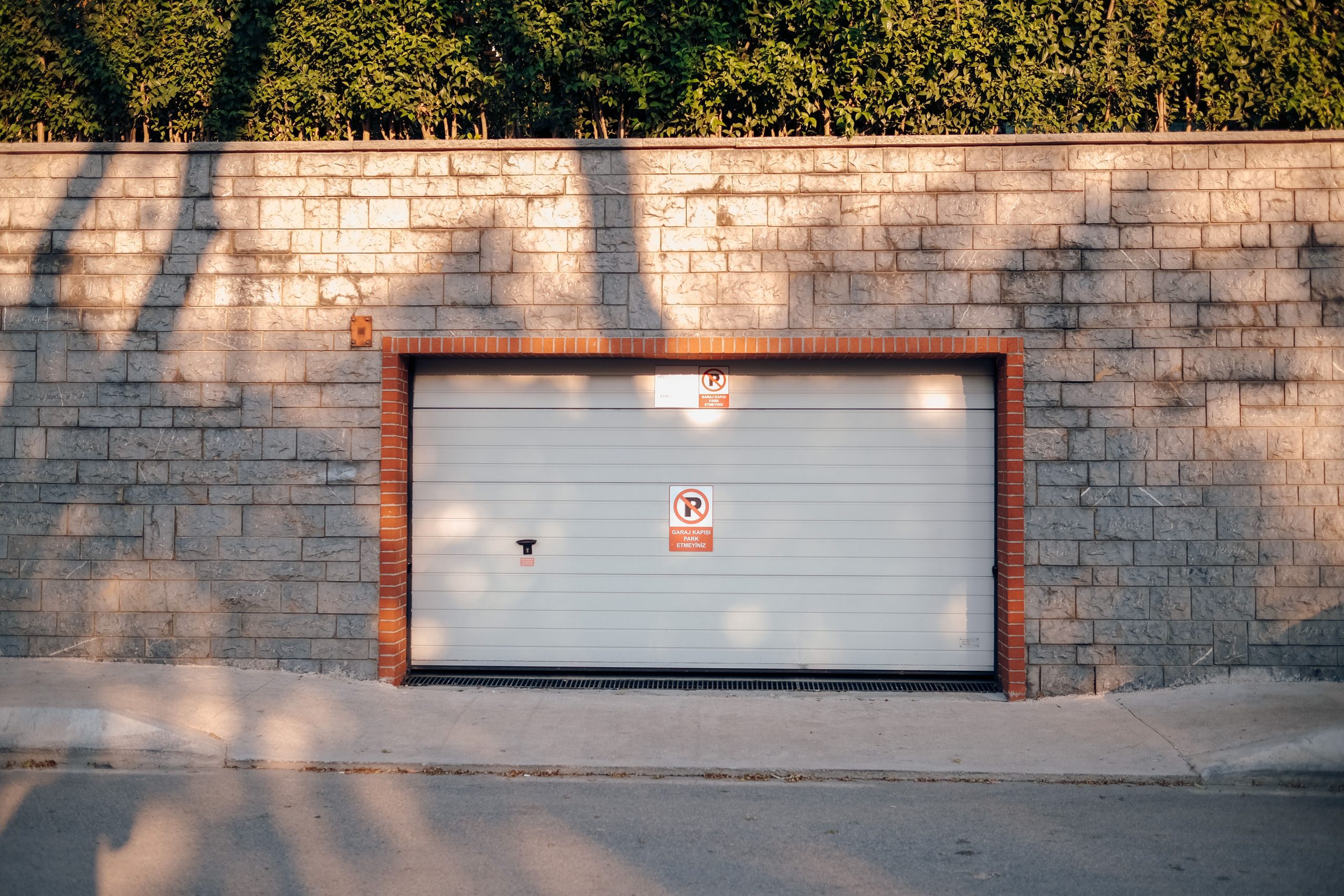 Porte garage sectionnelle en mur brique