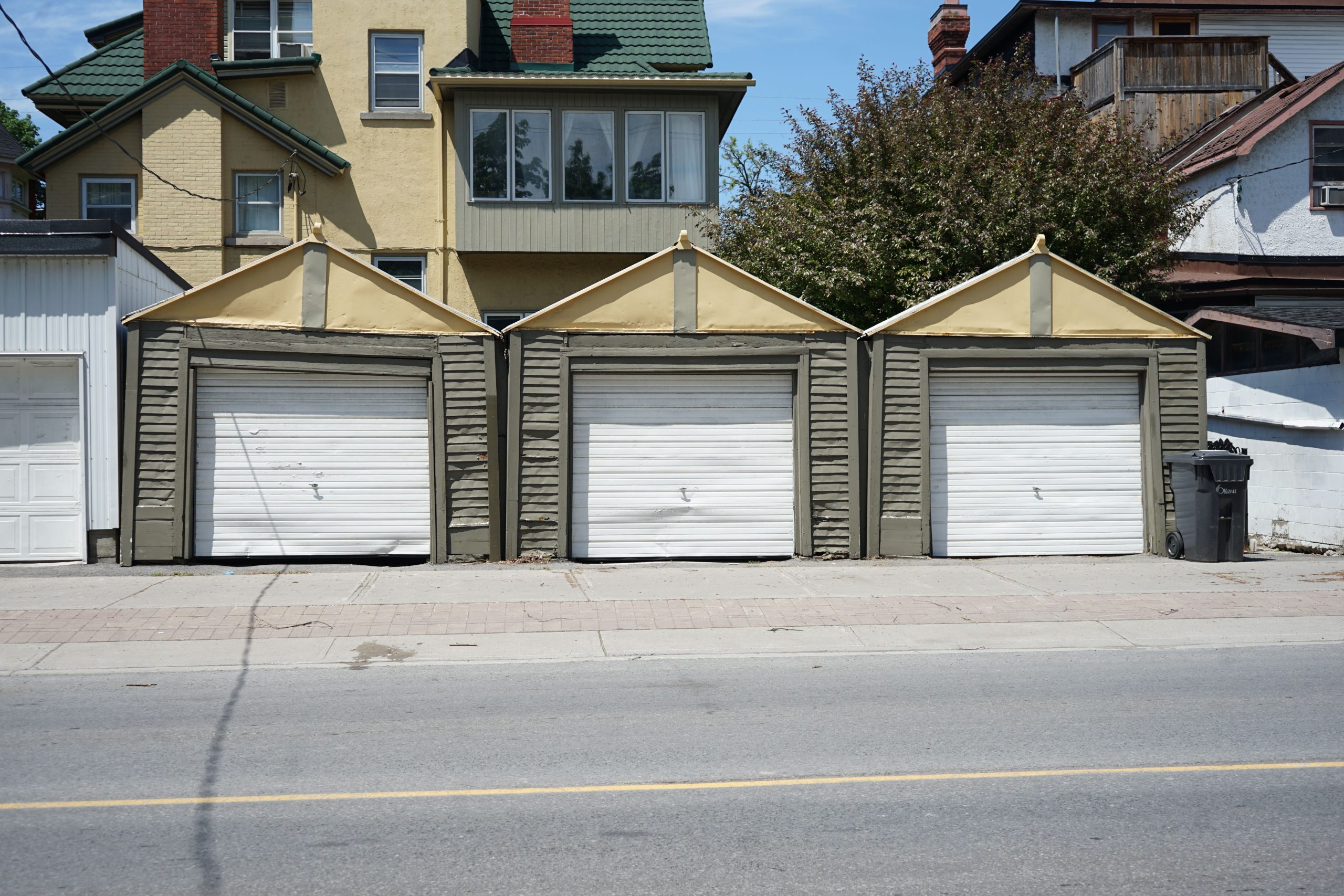 Trois garages residentiels portes sectionnelles