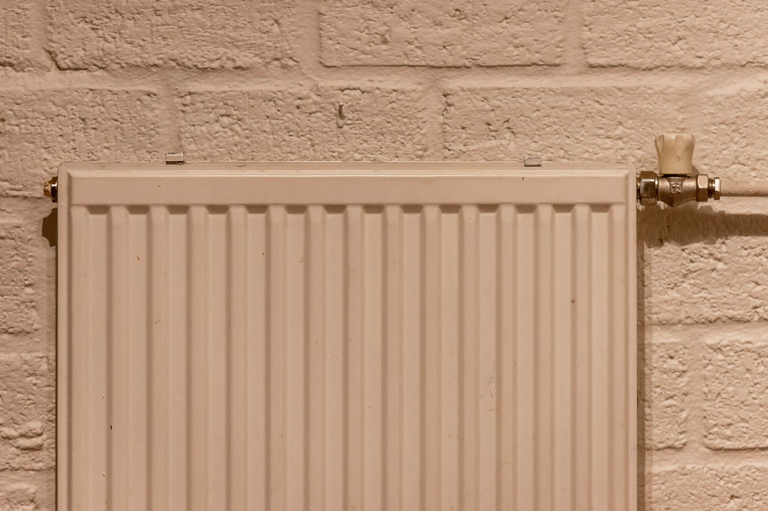 Radiateur blanc moderne mur brique texturer