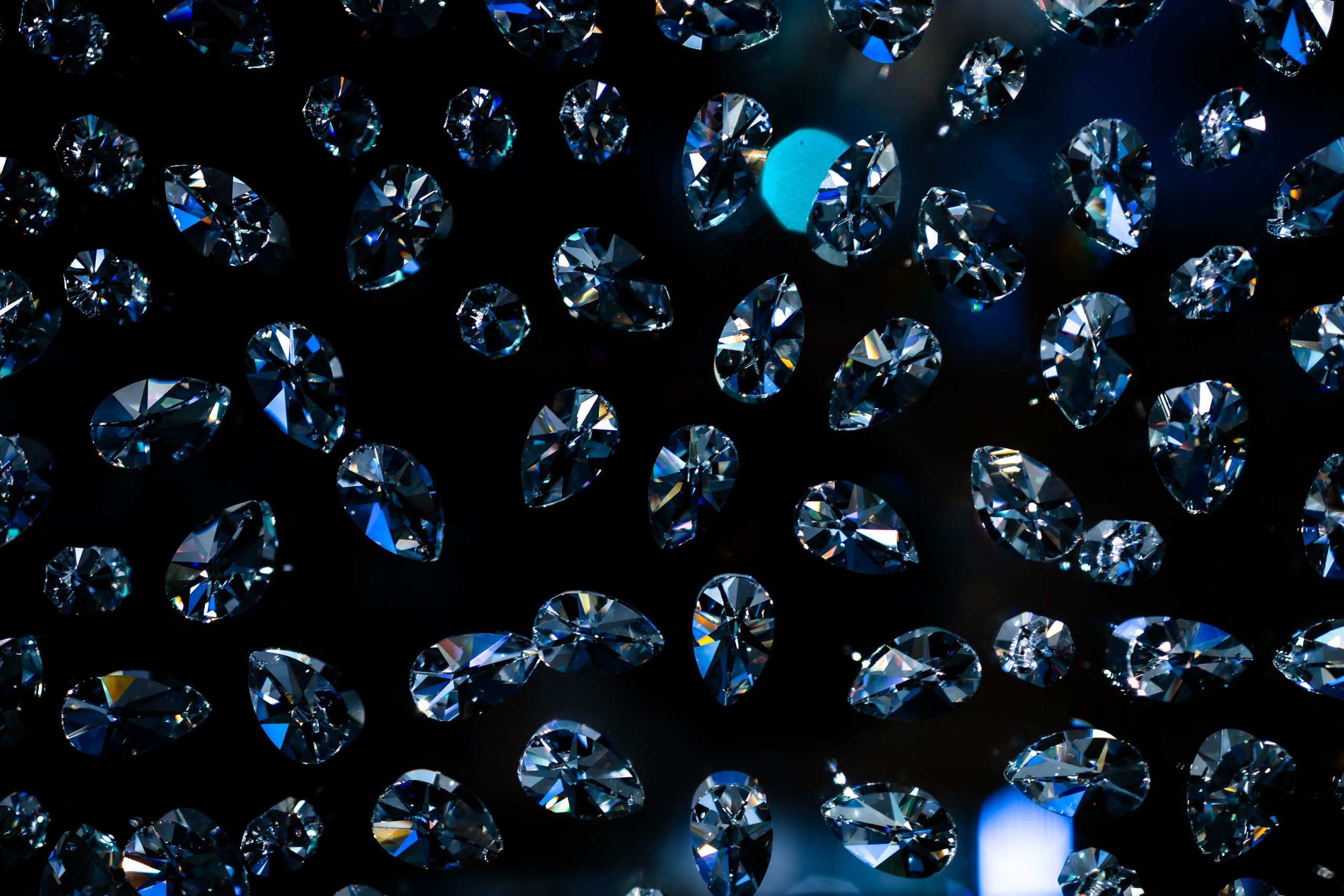 Diamants brillants sur fond noir symbole richesse