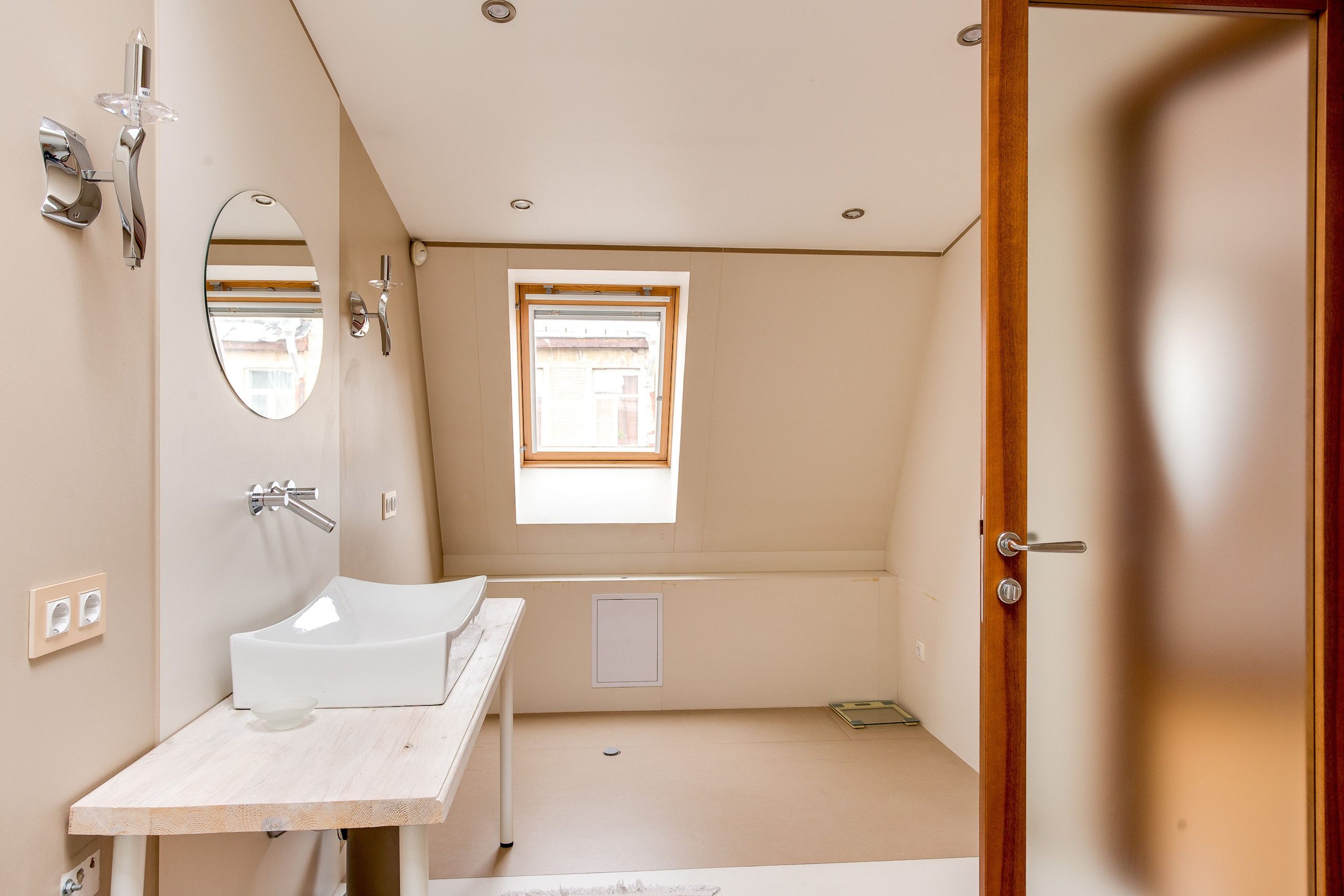Salle de bain combles minimaliste avec verrière