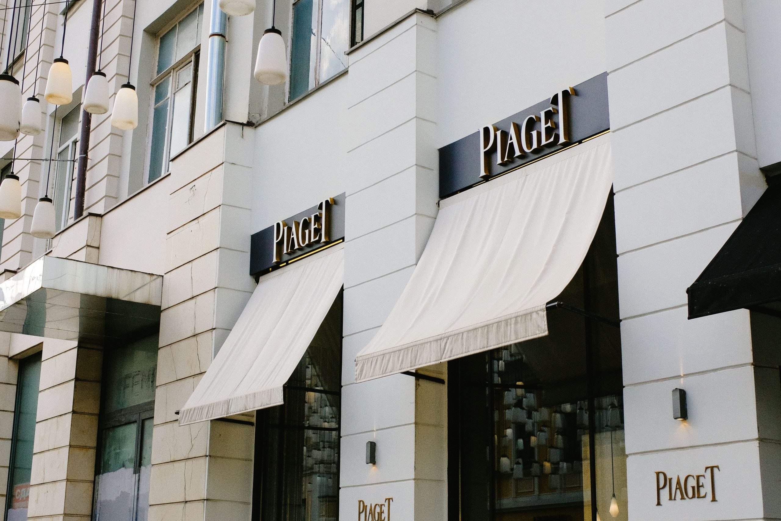 Devanture moderne boutique luxe Paris commerce