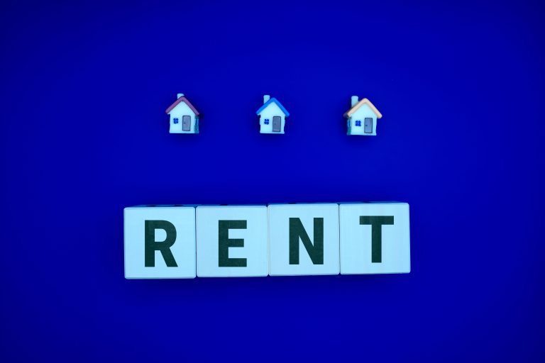 Petites maisons sur lettres RENT fond bleu
