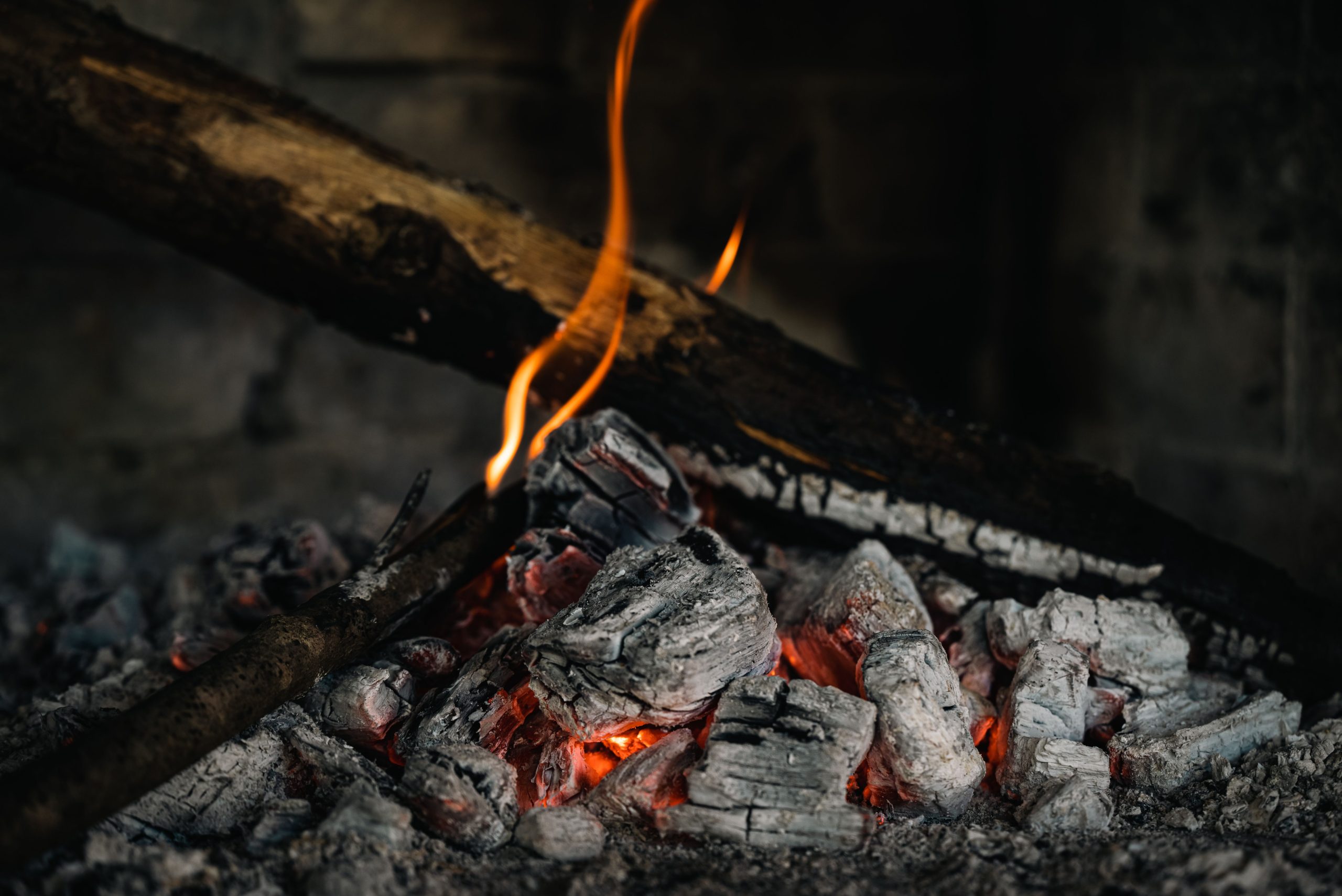 Braises chaudes et bois enflammé cheminée