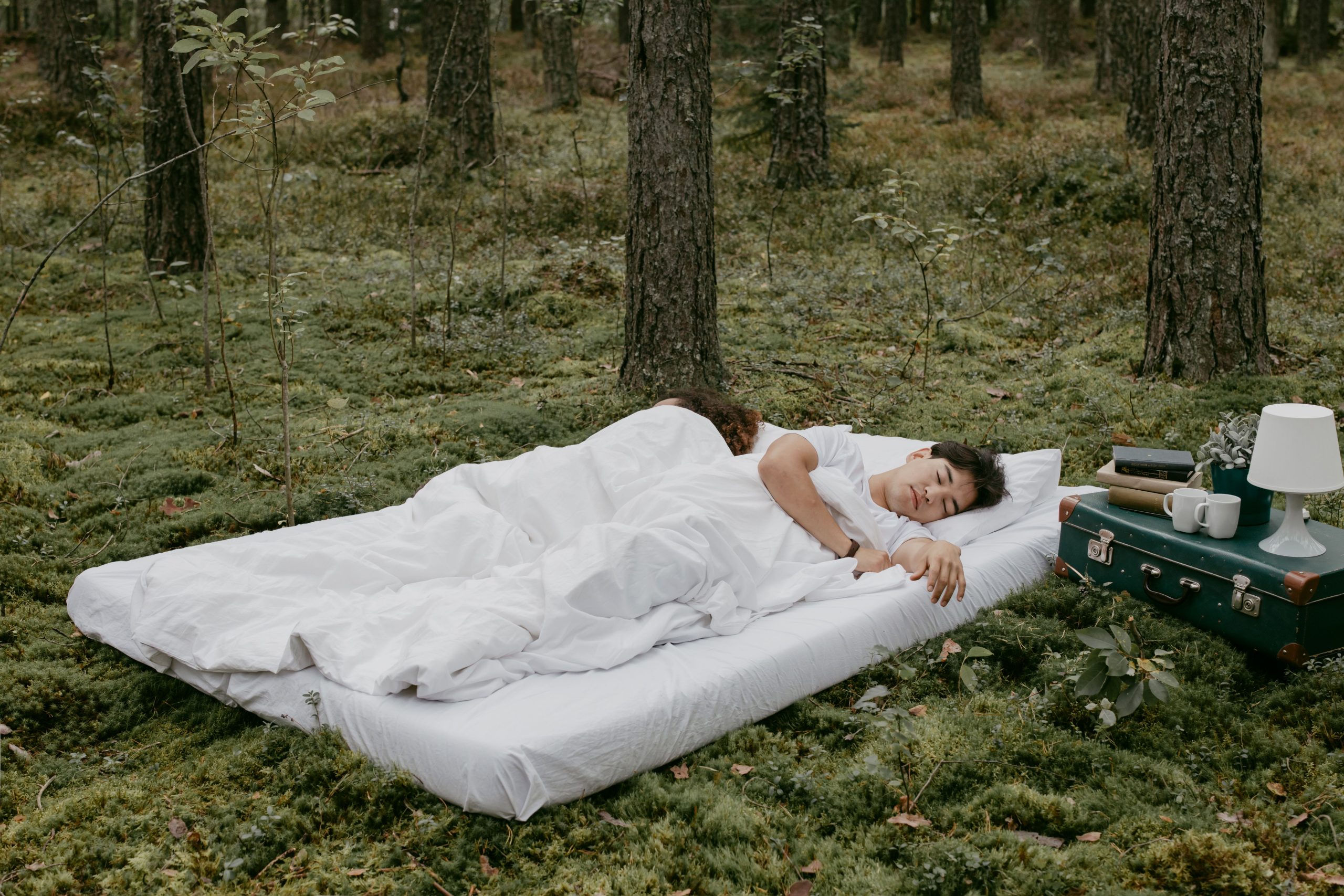 Couple endormi sereinement en camping nature