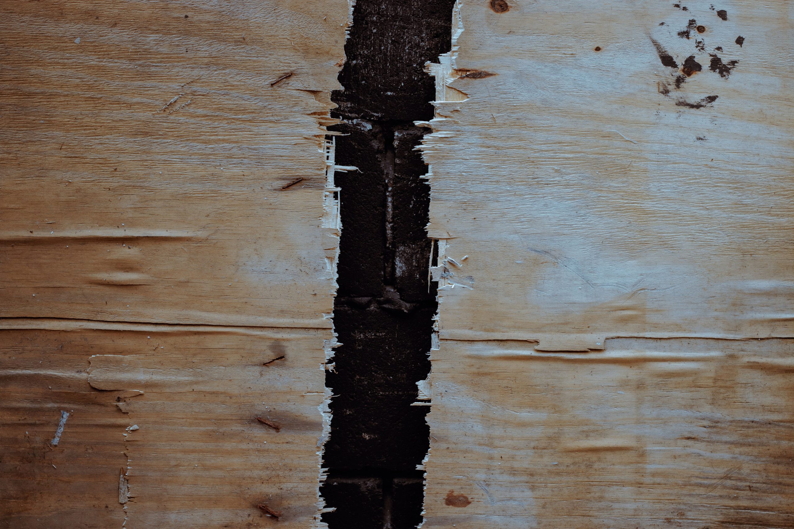 Texture bois rustique avec fissure prononcée