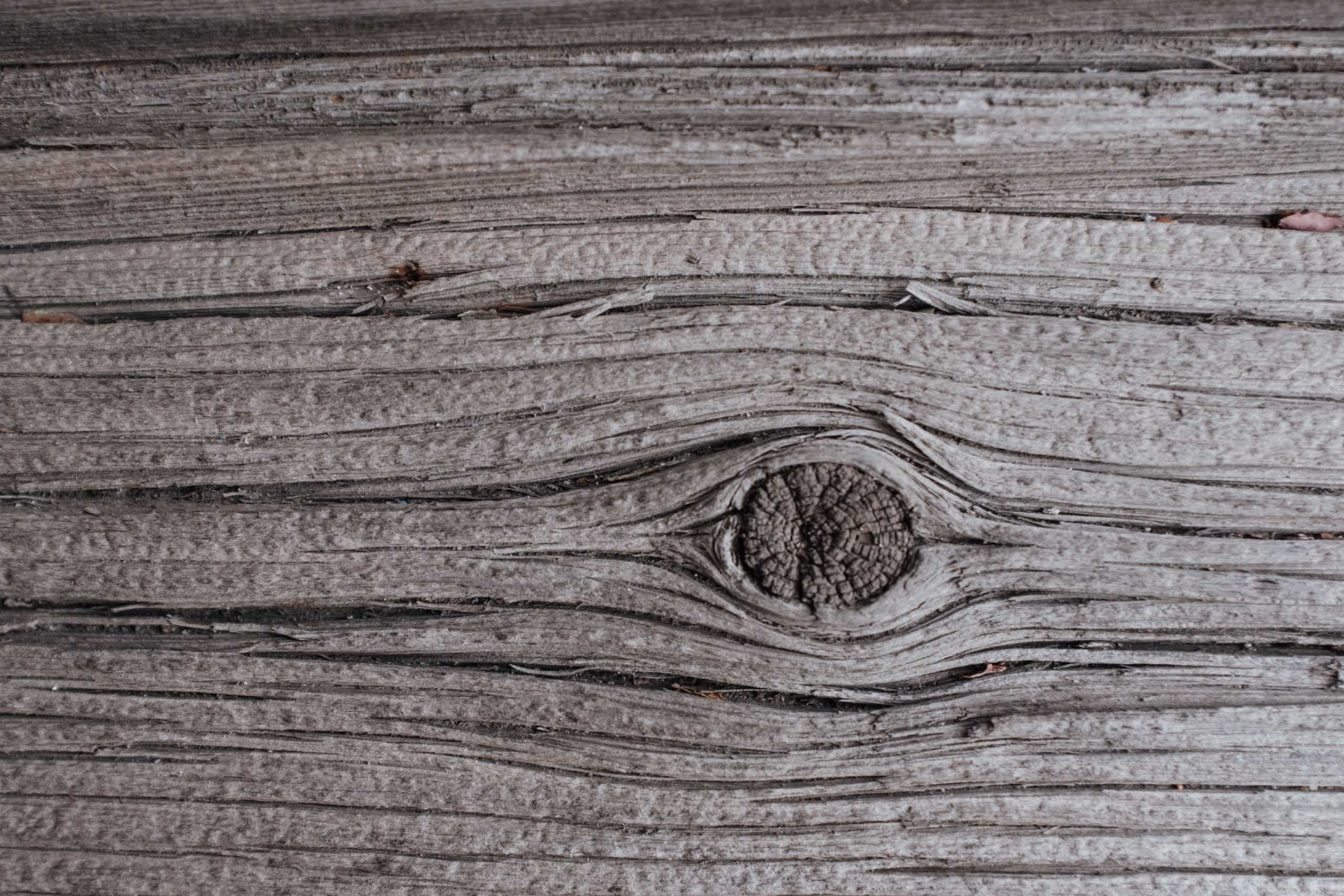 Bois ancien avec nœuds et fissures