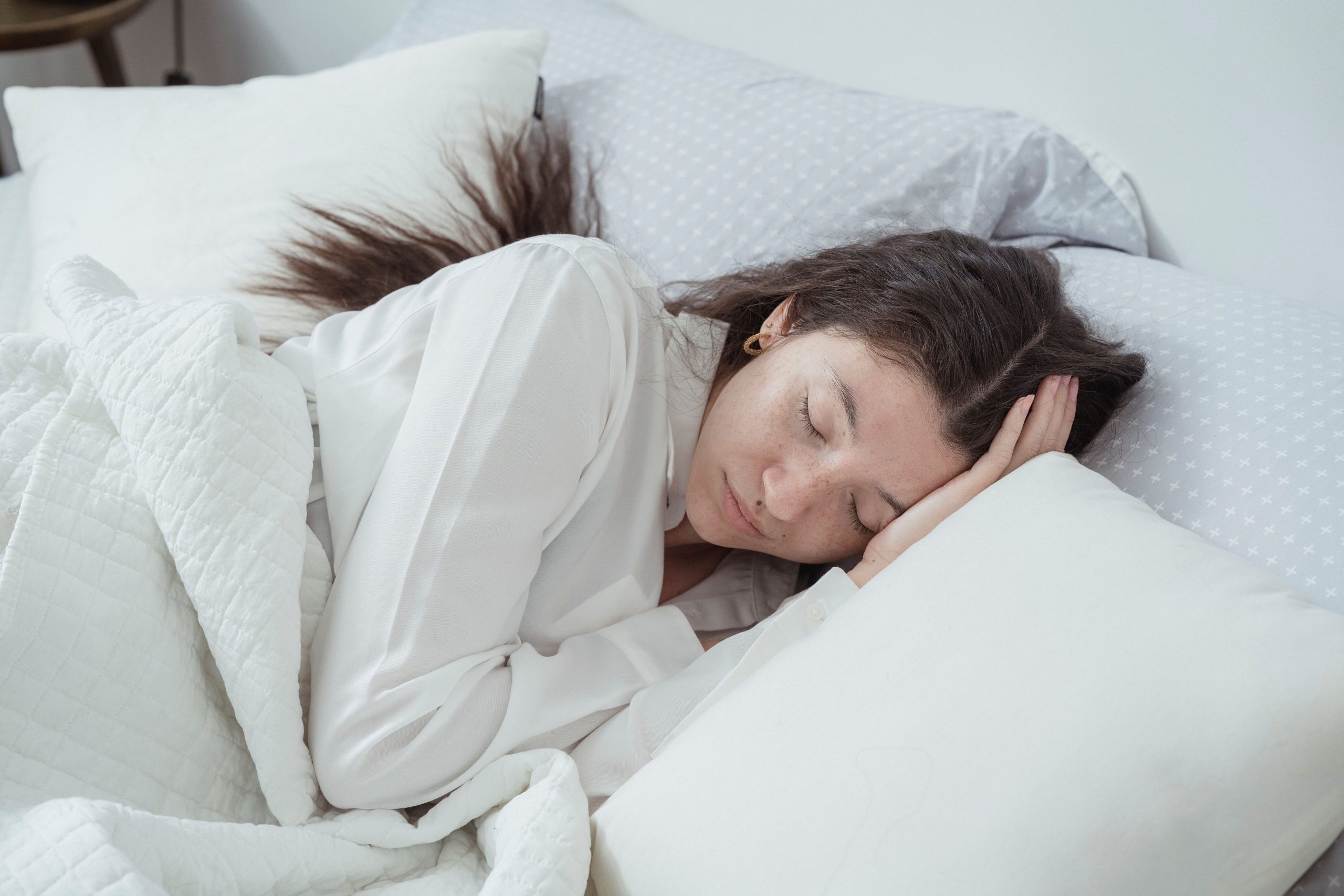 Femme relaxant confortablement dans son lit