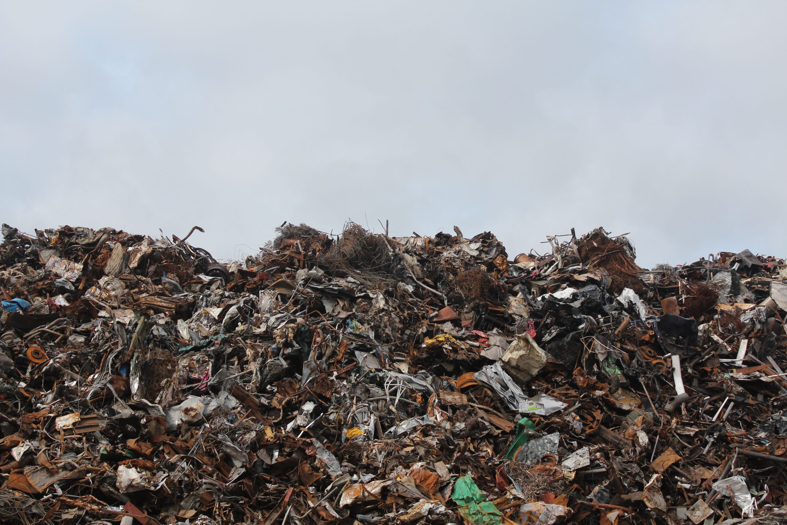 Montagne de ferraille et déchets à la décharge
