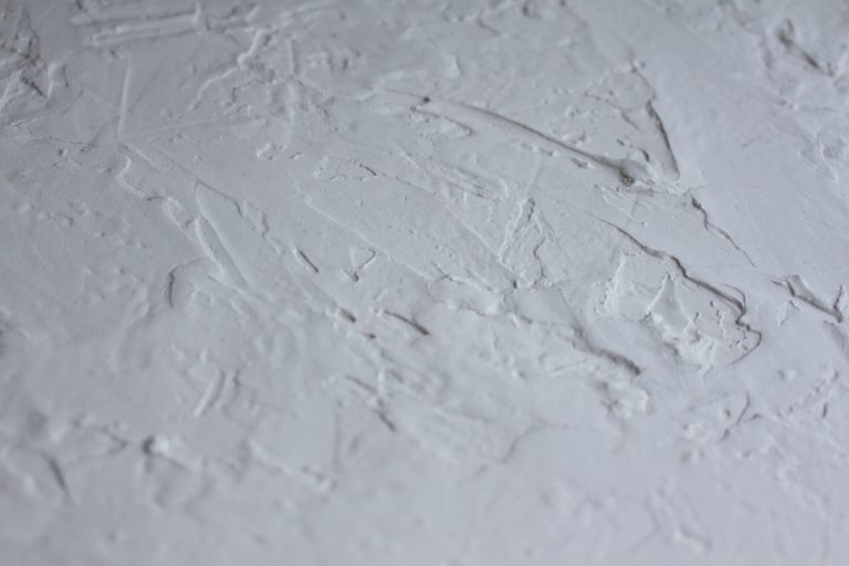 Gros plan enduit blanc texturé rugueux