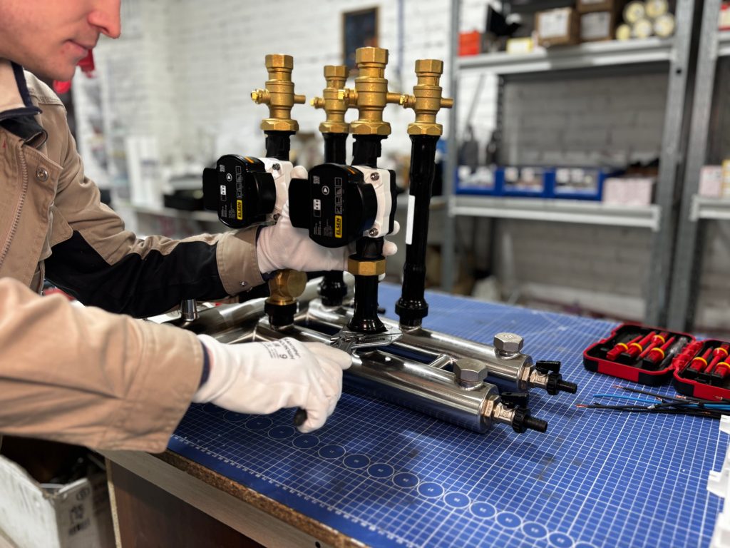 Ingénieur assemblant système tuyauterie avec vannes motorisées