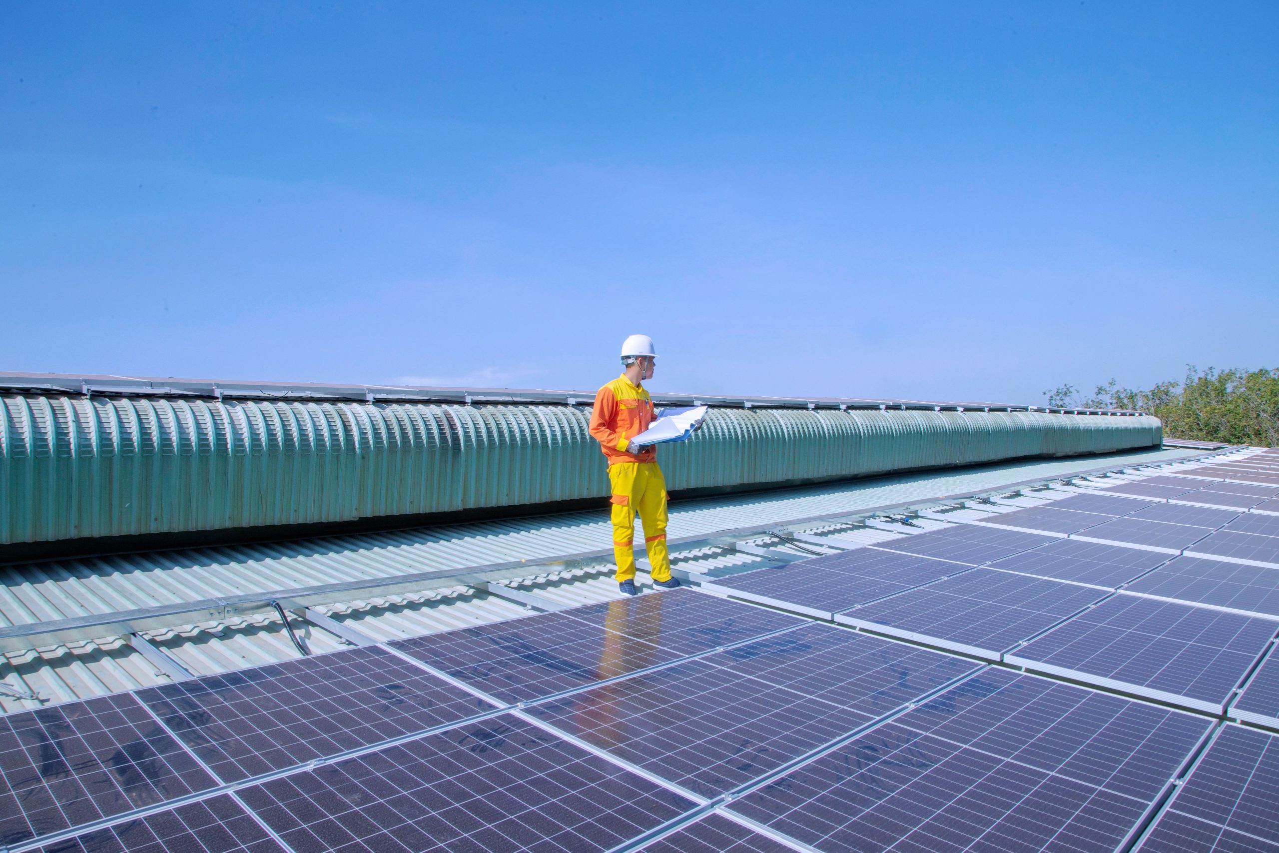 Technicien examine panneaux solaires toiture énergie renouvelable