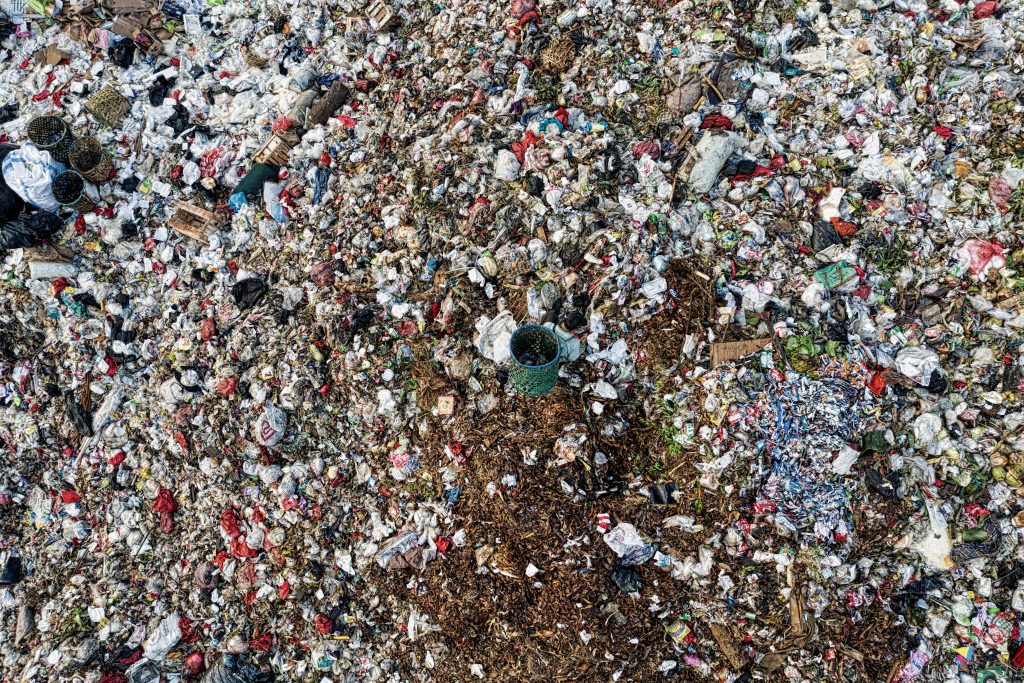 Vue aérienne d'une décharge avec pollution environnementale