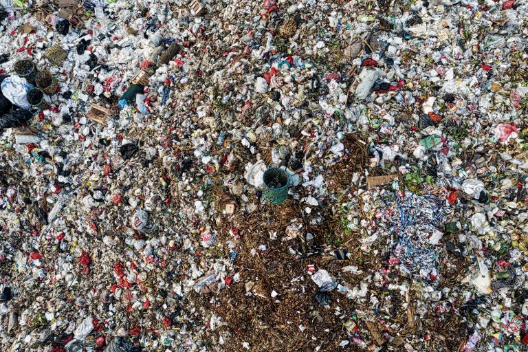 Vue aérienne d'une décharge avec pollution environnementale