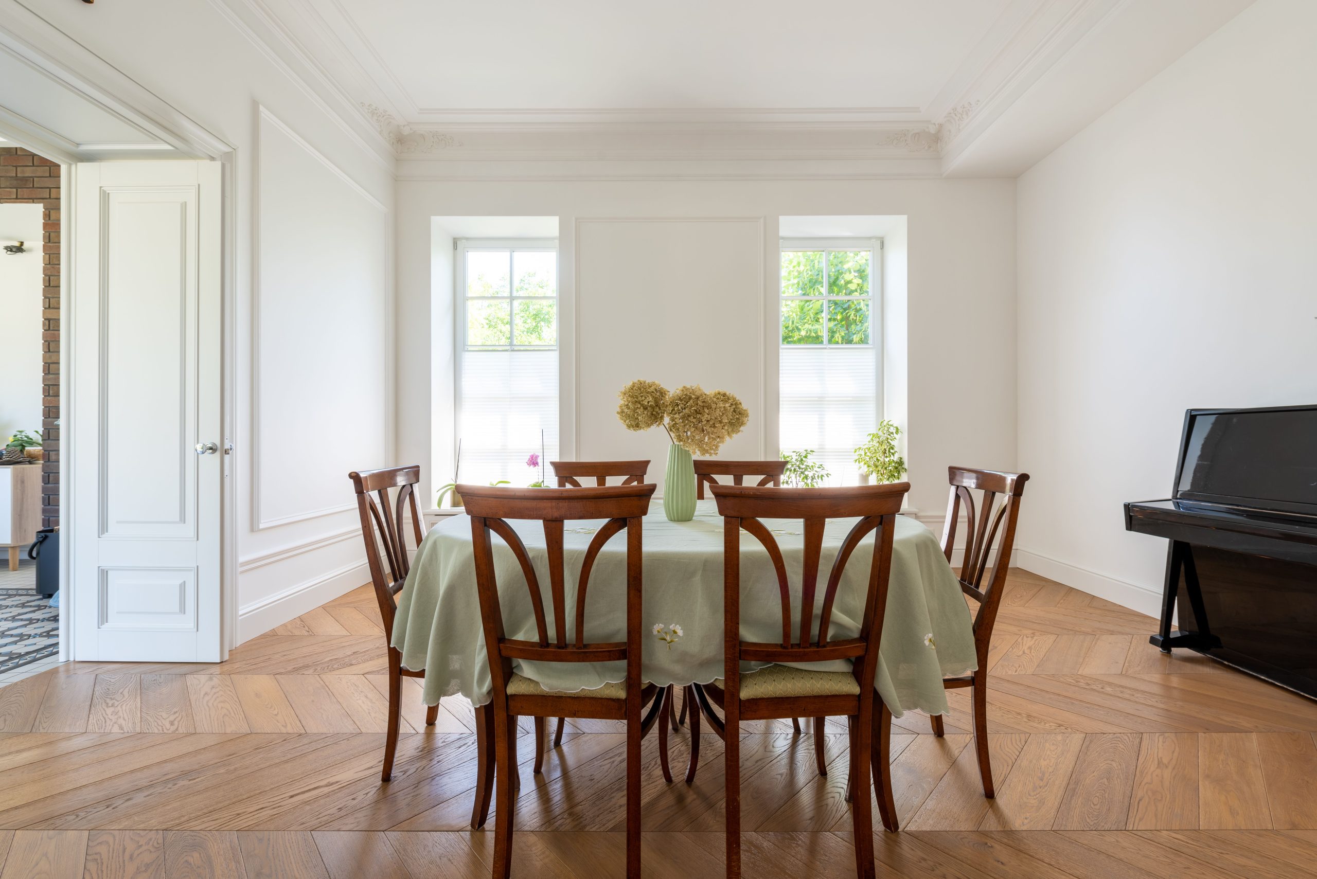 Salle à manger classique avec table en bois et piano