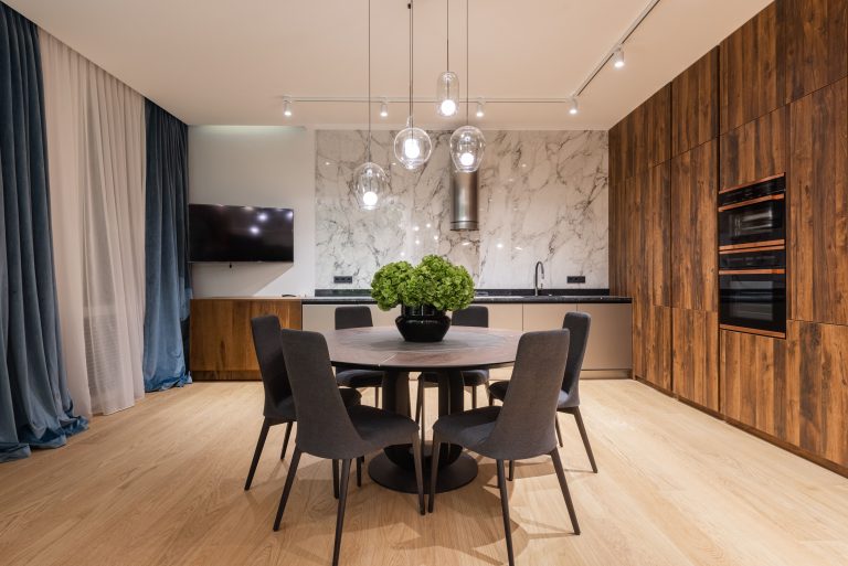 Appartement moderne avec table ronde et plantes vertes