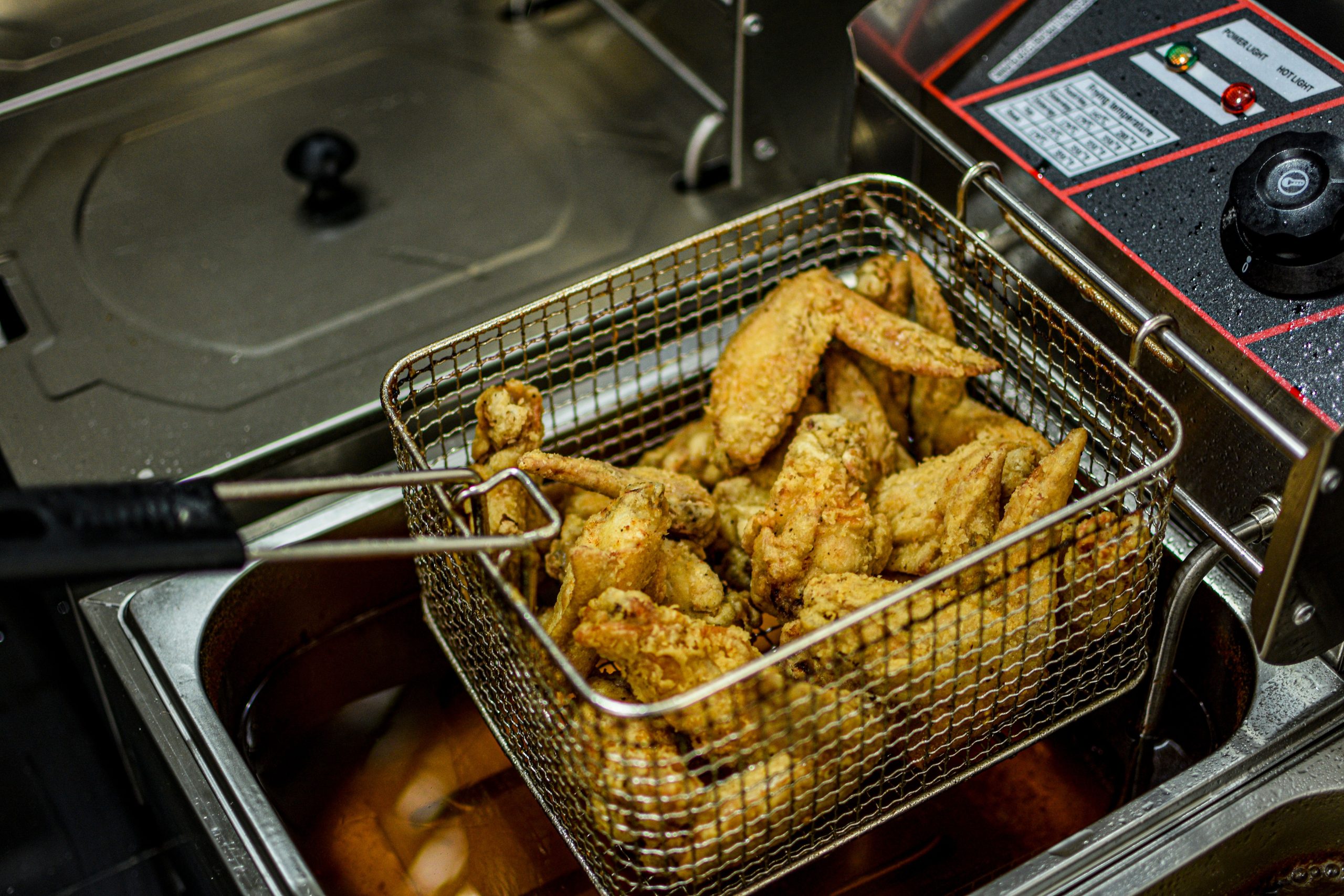 Ailes de poulet dorées sortant de cuisson